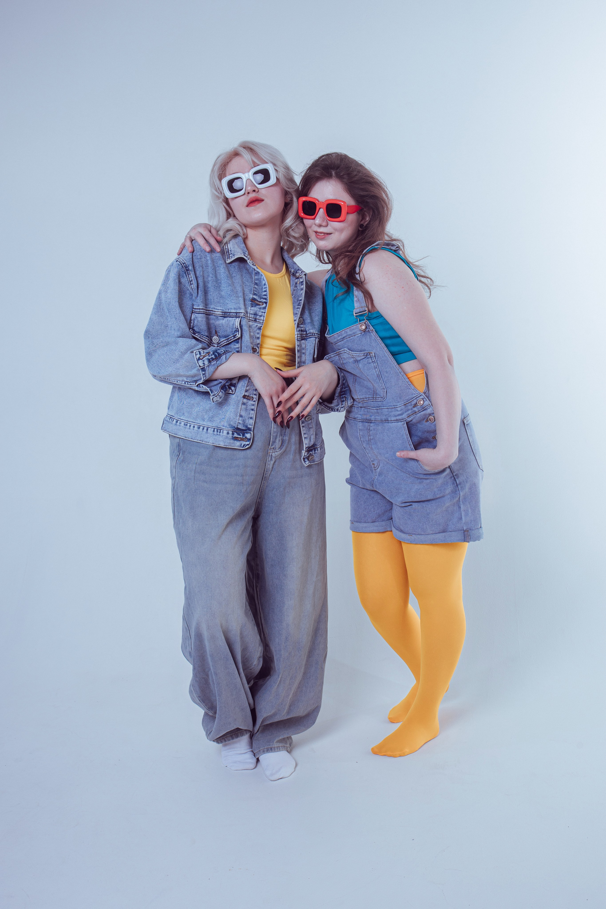 Джинсы порезаны Лето три полоски на кедах. Главная