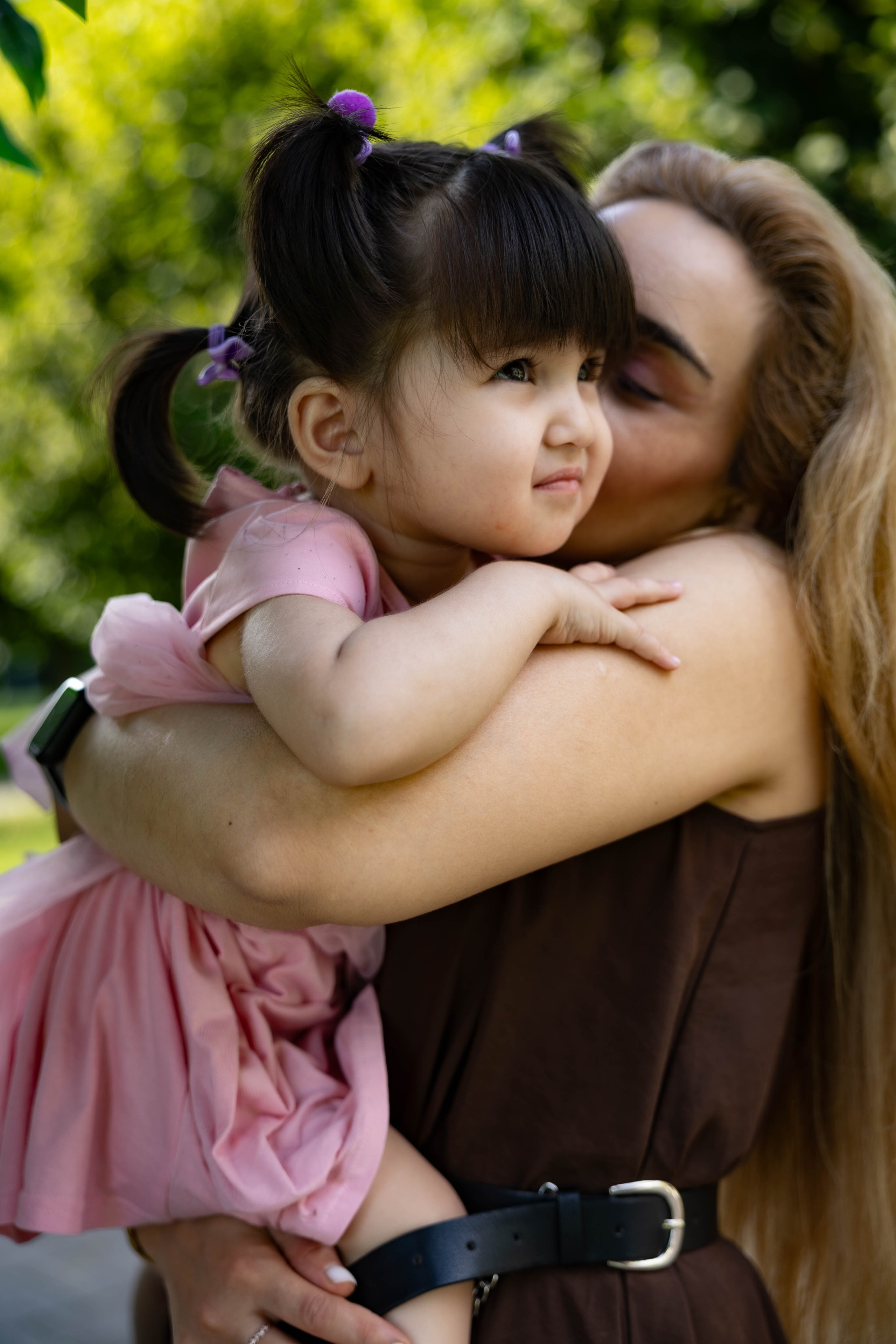 Прогулка мамы и дочки в парке