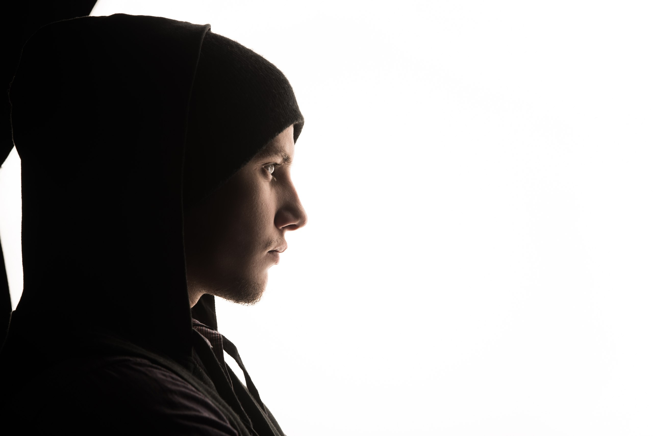 Стильная студийная фотосъемка на фоне софтбокса