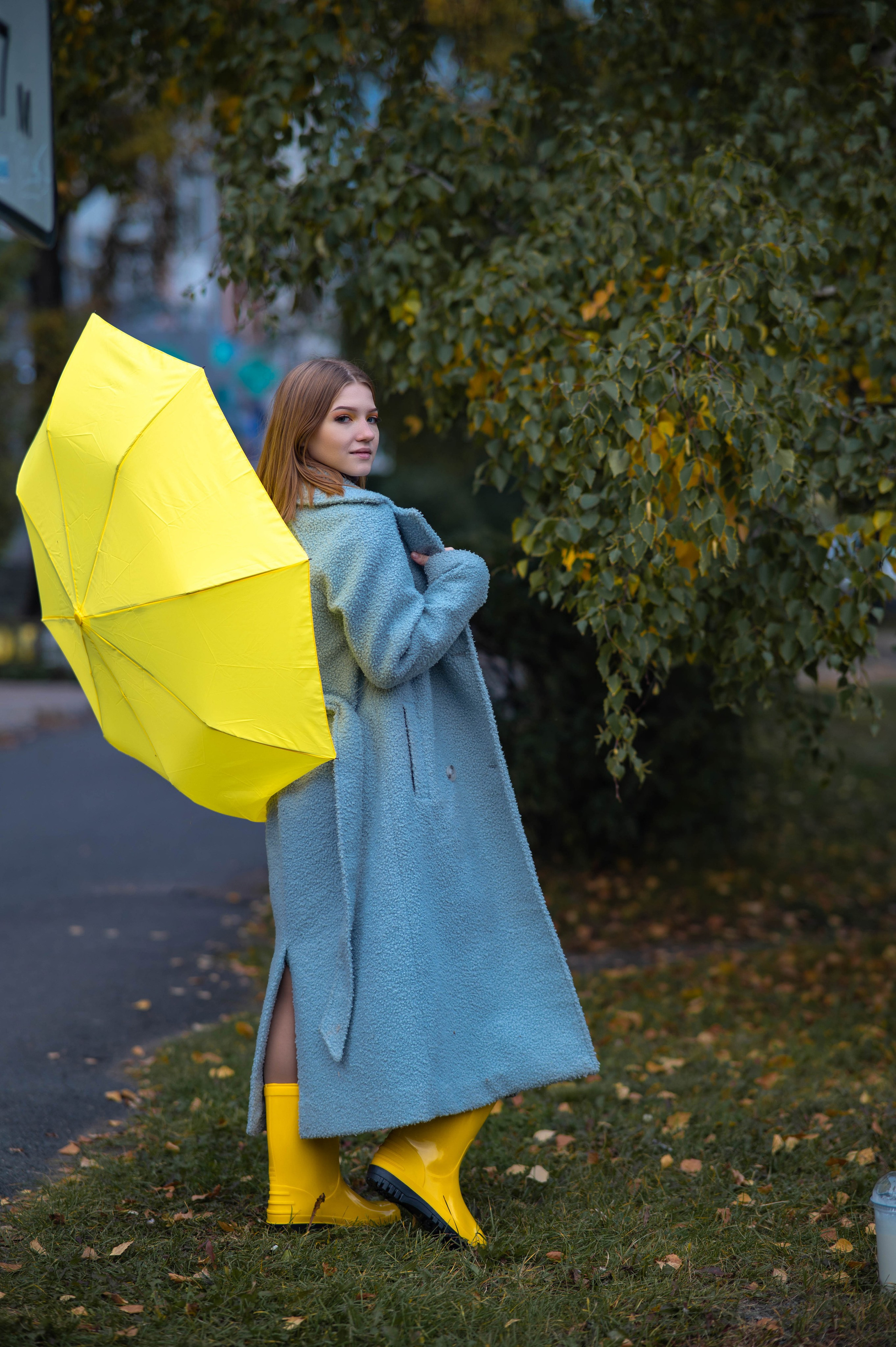 Осенняя индивидуальная съемка на фоне пожелтевших деревьев. Семейный и свадебный фотограф в Абакане Юлия Су