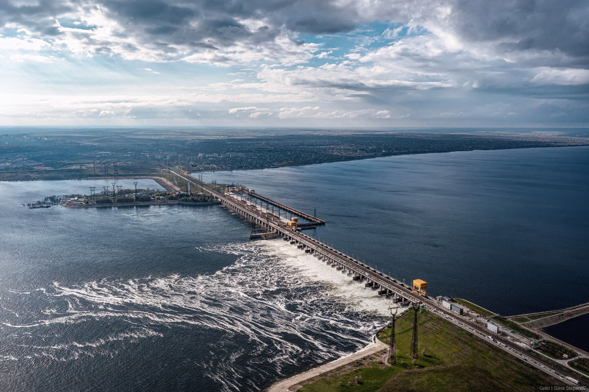 Волжская ГЭС, крупнейшая гидроэлектростанция Европы с высоты, водосброс.