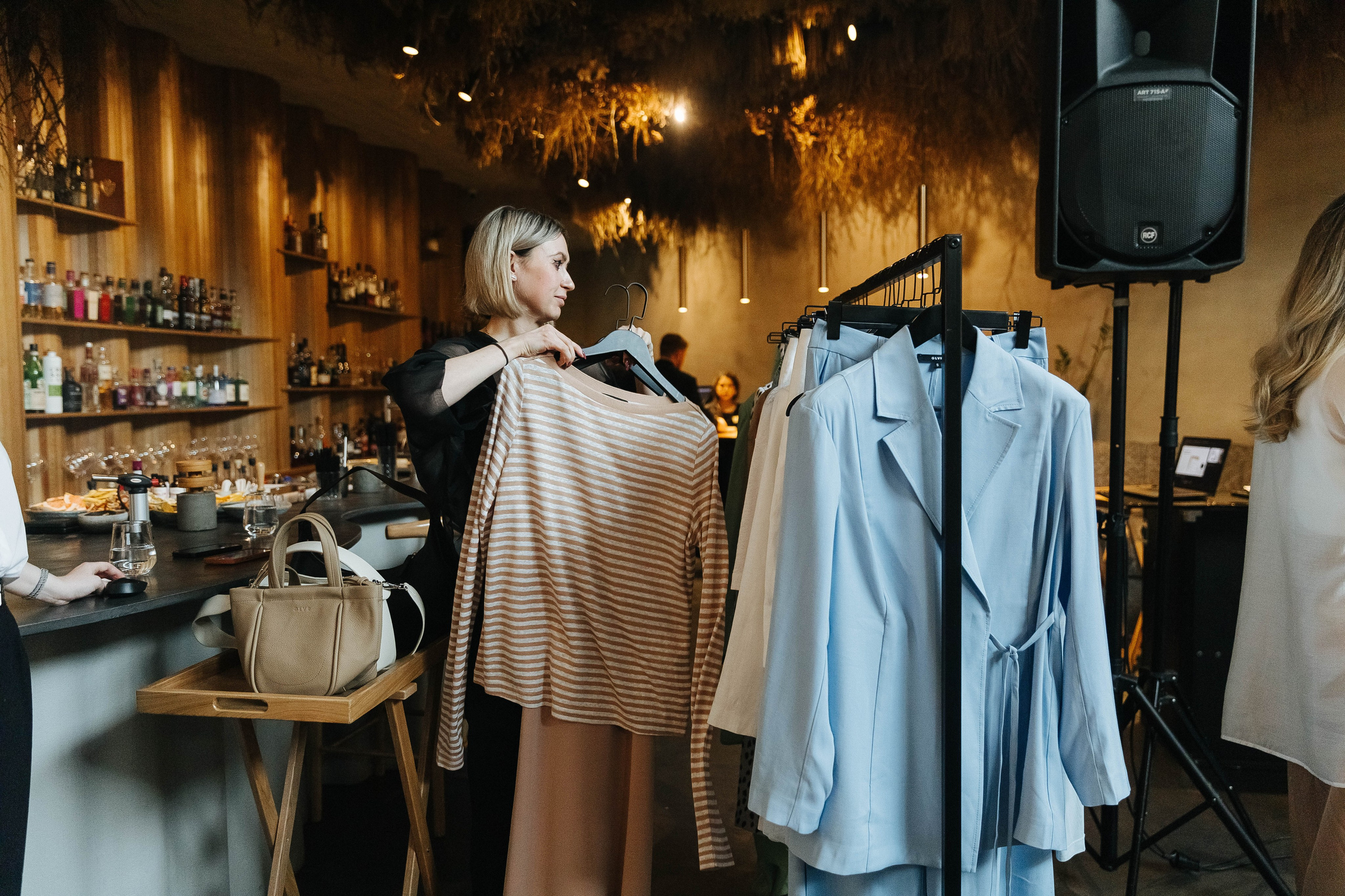 Презентация открытия магазина женской одежды GLVR в ресторане Fresco. Фотограф в Красноярске Надежда Воскресенская