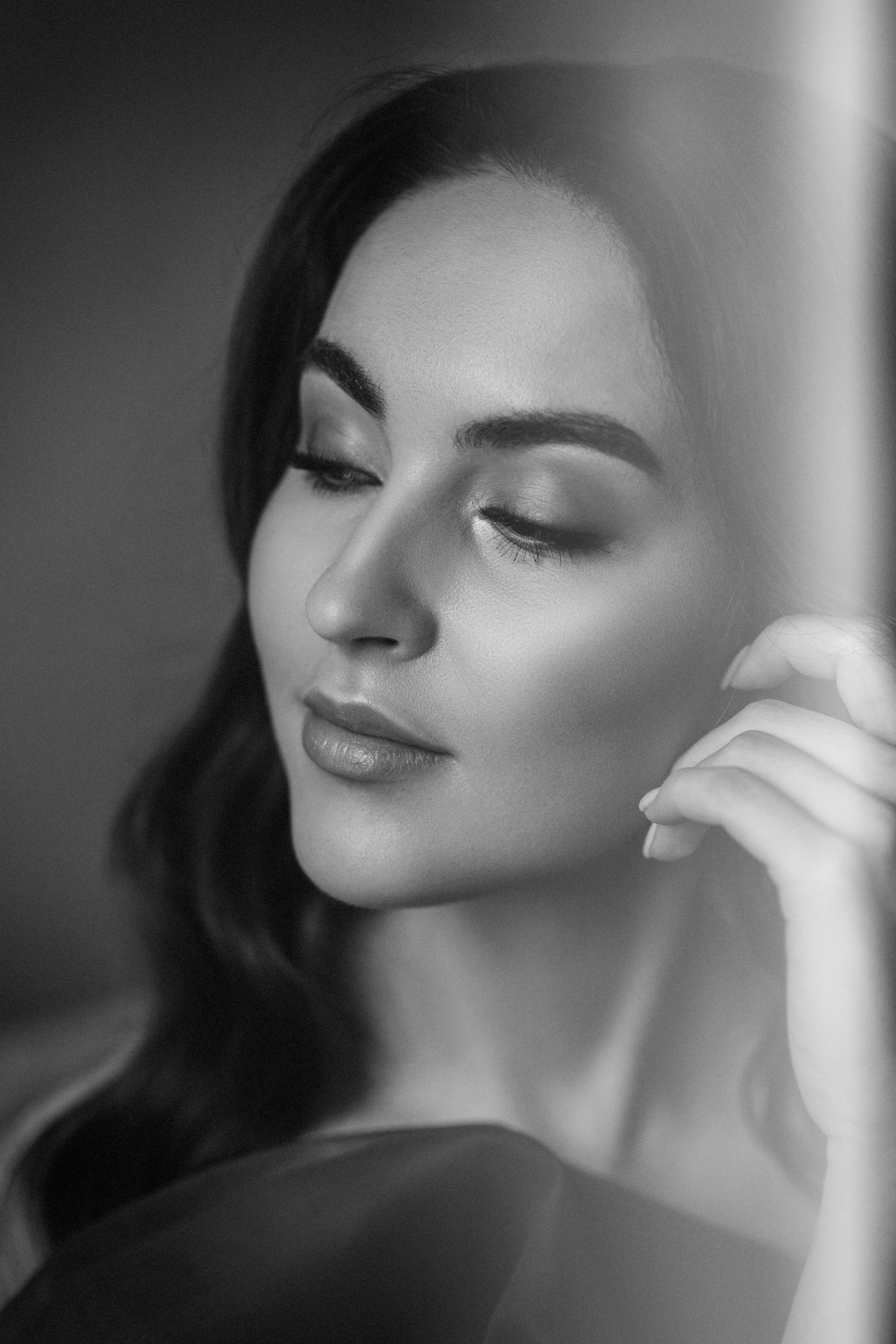 Крупный чёрно-белый портрет девушки — акцент на эмоции и естественной красоте.