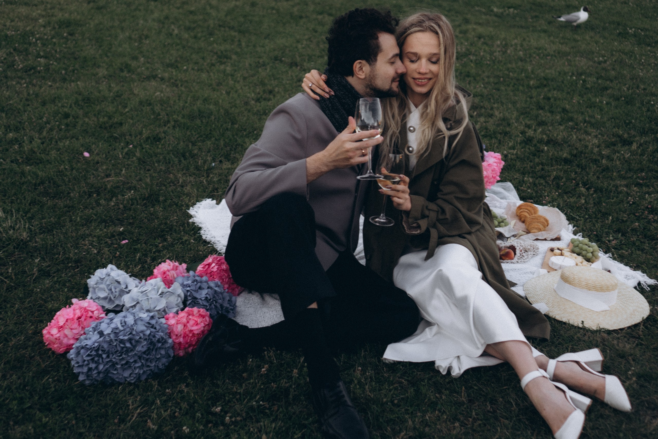 СВАДЕБНАЯ СЬЕМКА ПАРЫ НА РАССВЕТЕ В БЕЛЫЕ НОЧИ И ПРОГУЛКА С РАЗВОДНЫМИ МОСТАМИ И ПИКНИК ВОЗЛЕ ИСАКИЕВСКОГО СОБОРА. Профессиональный фотограф, Санкт-Петербург — Виктория Богомолова