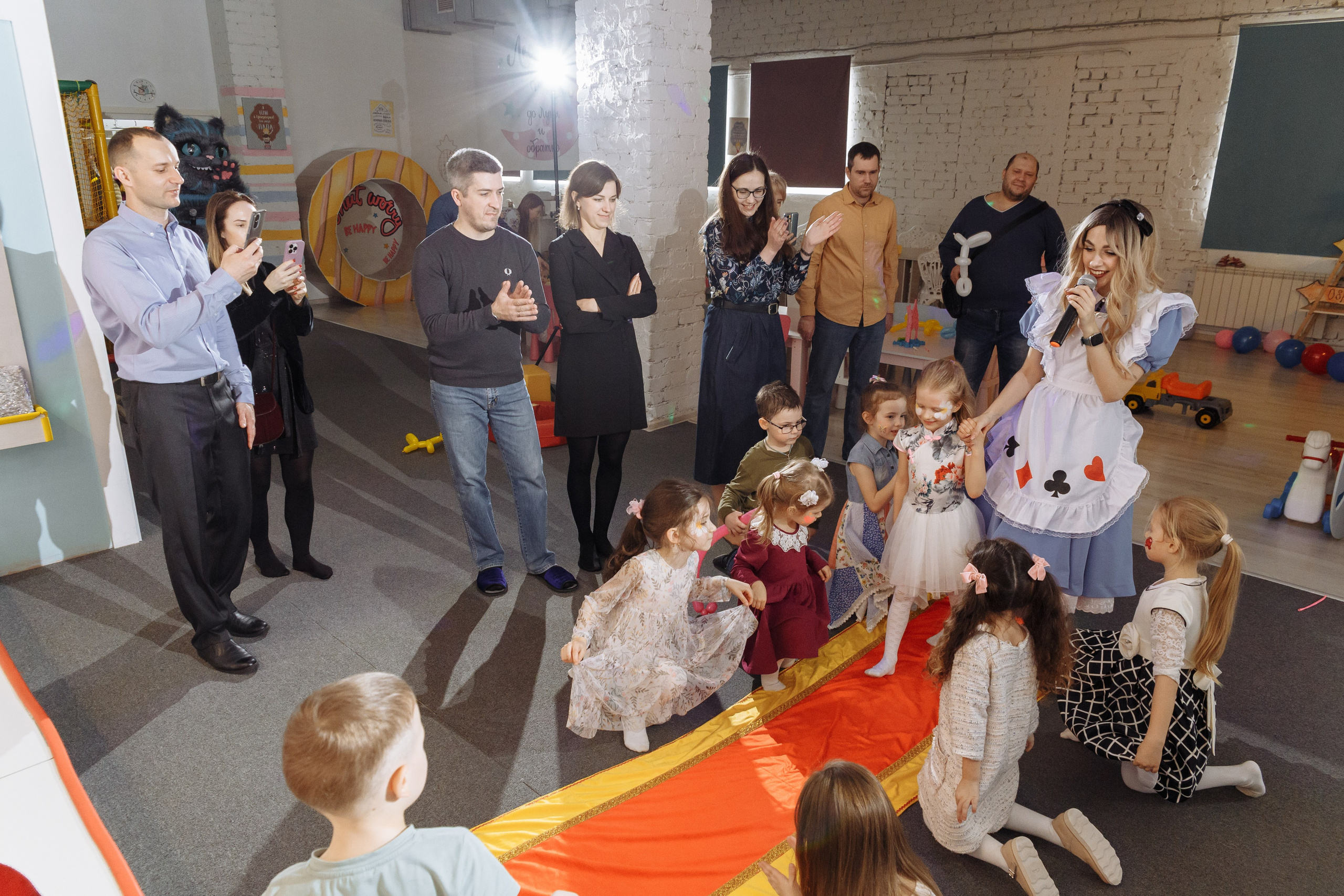 Олеся празднует свое 6 летие в компании Алисы, Чеширского кота и друзей. Событийный фотограф Максим Бескоровайновнов