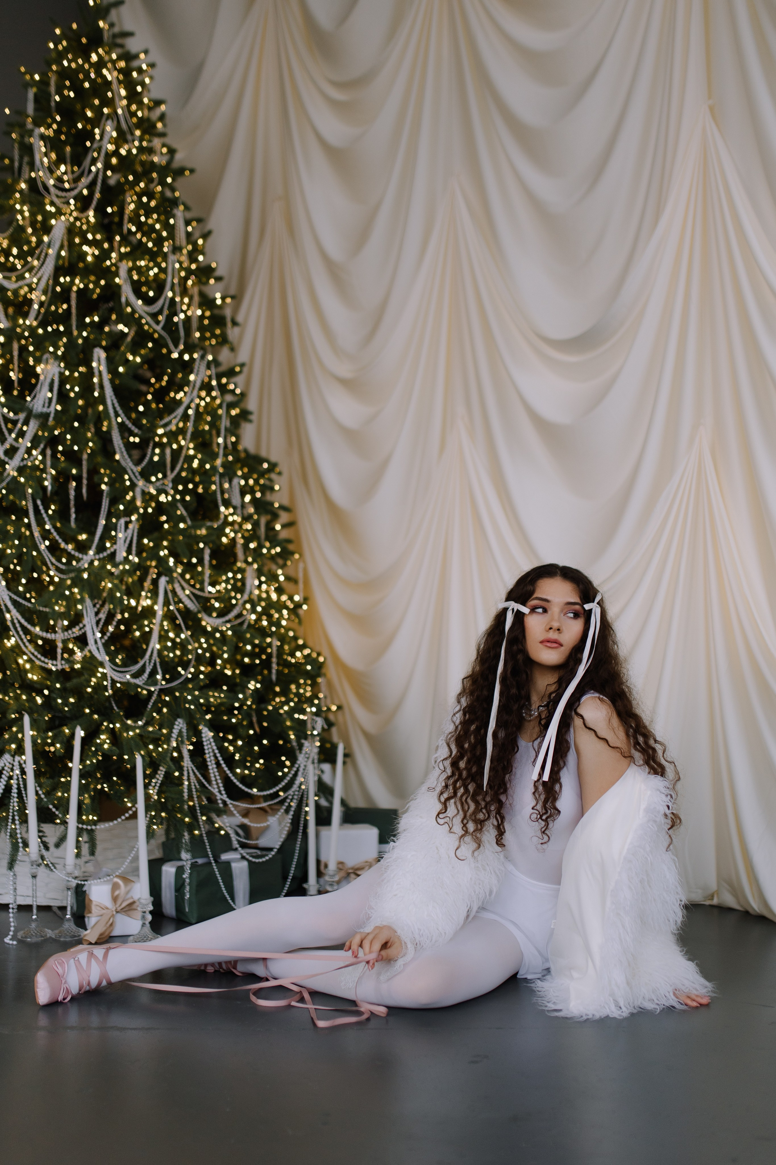 Эффектная фотография девушки с искусственным снегом и световыми эффектами.