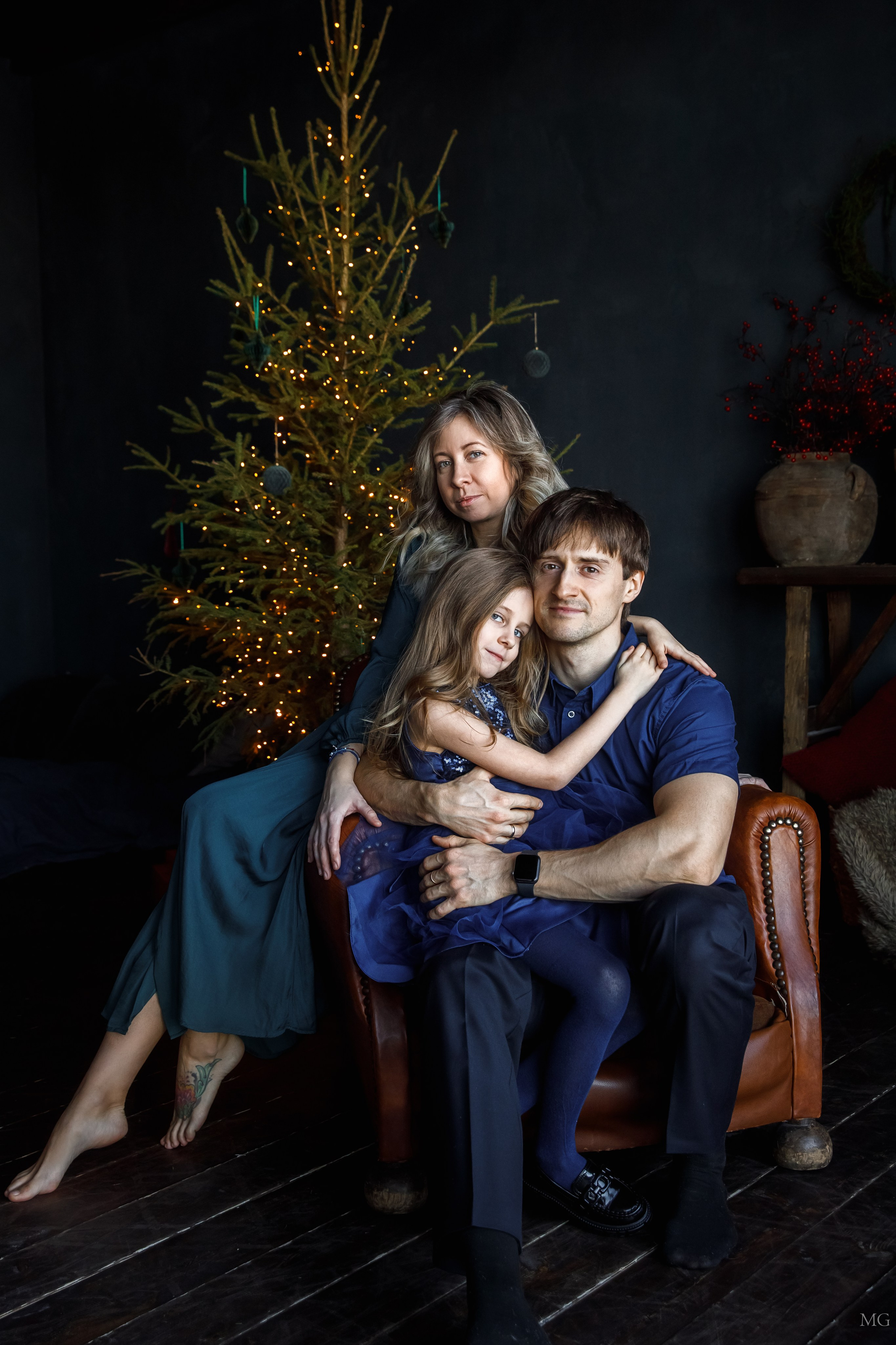 Анютка и родители). Маша Гонтарь Семейный домашний репортажный фотограф в Санкт-Петербурге