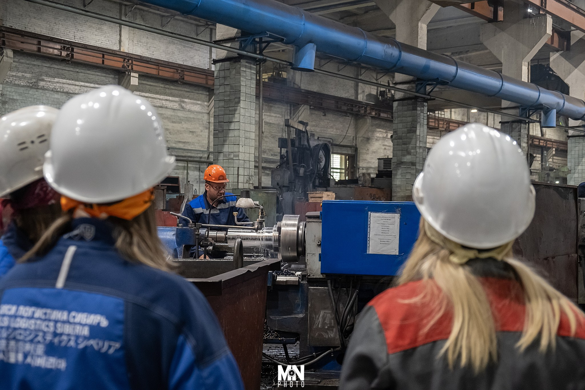 Судейская коллегия следит за работой участников. 