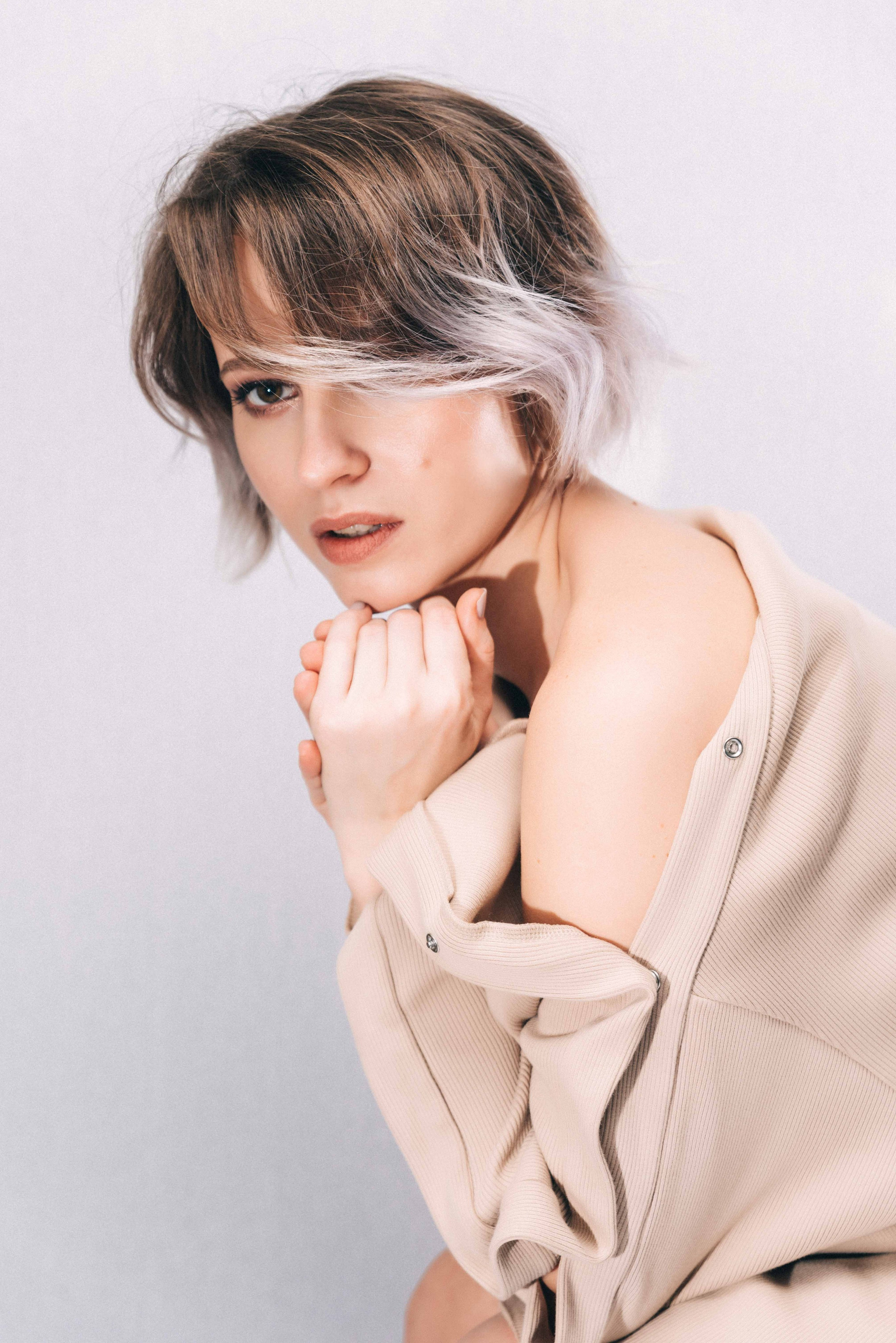 Саша и вино | портреты на белом фоне. Фотограф и видеограф в Москве и Абу Даби Мария Кулагина