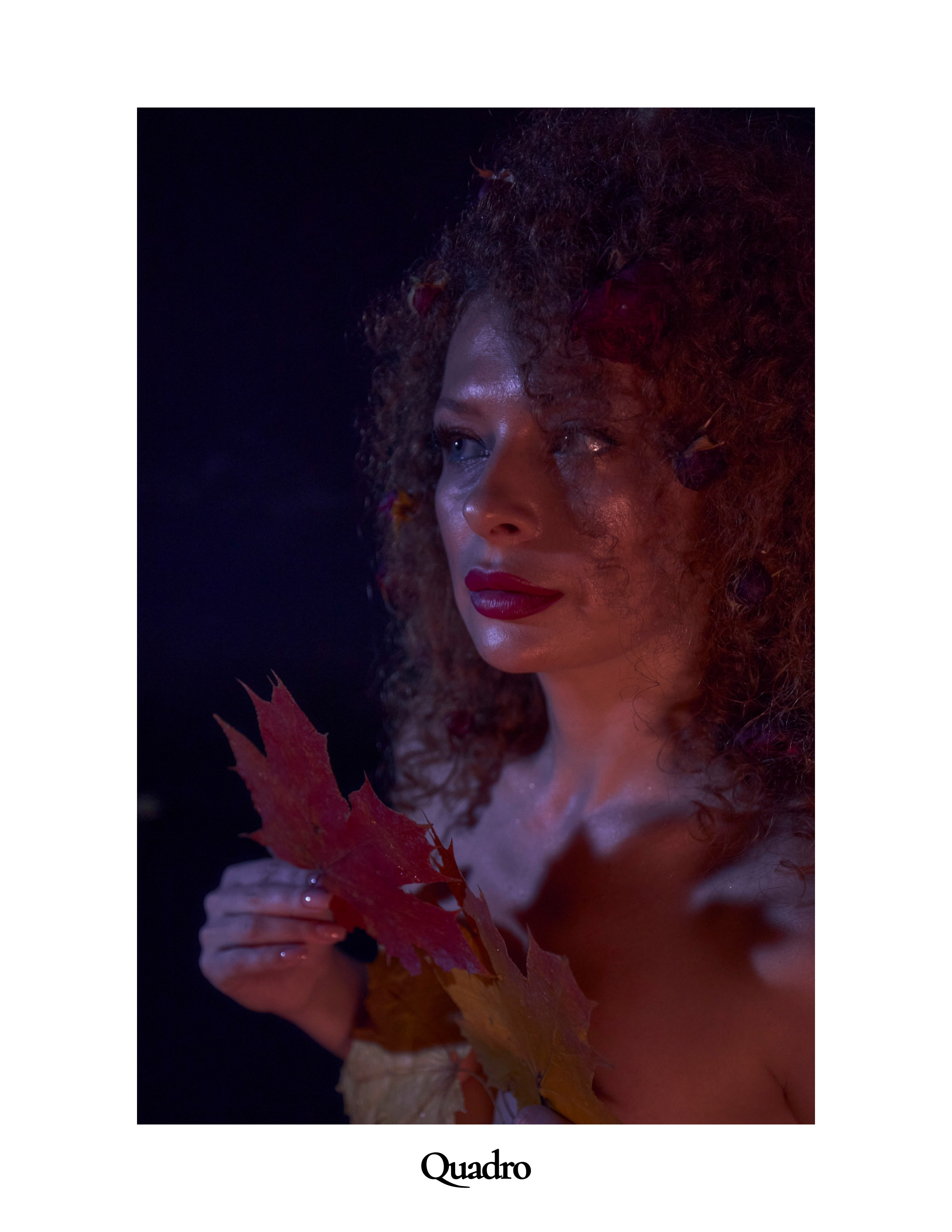 Портрет красивой рыжеволосой девушки с кудрявыми волосами и осенними листьями в стиле ню