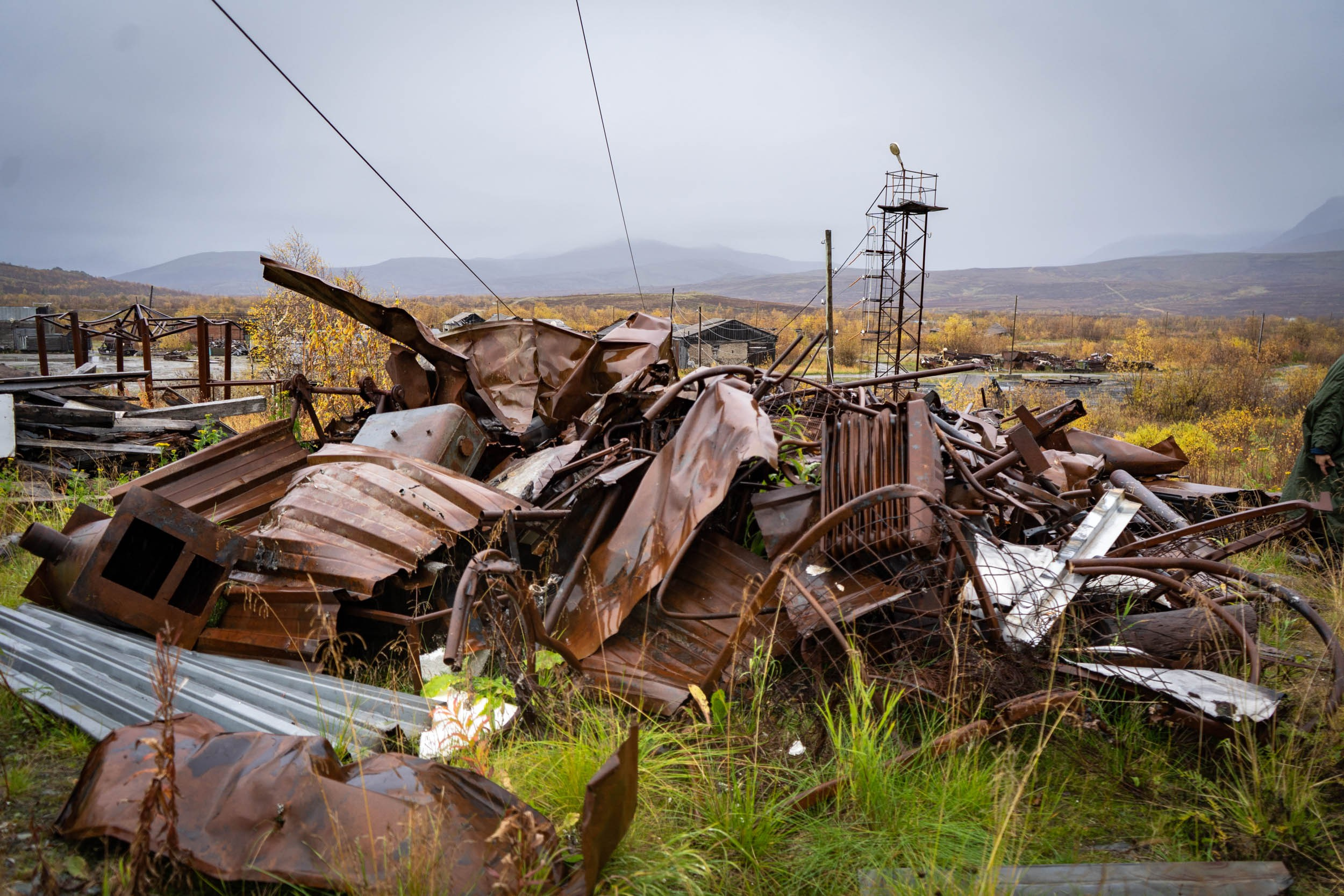Уборка перрона п.Полярный, станция «110 км». Фотограф Екатерина Зорина