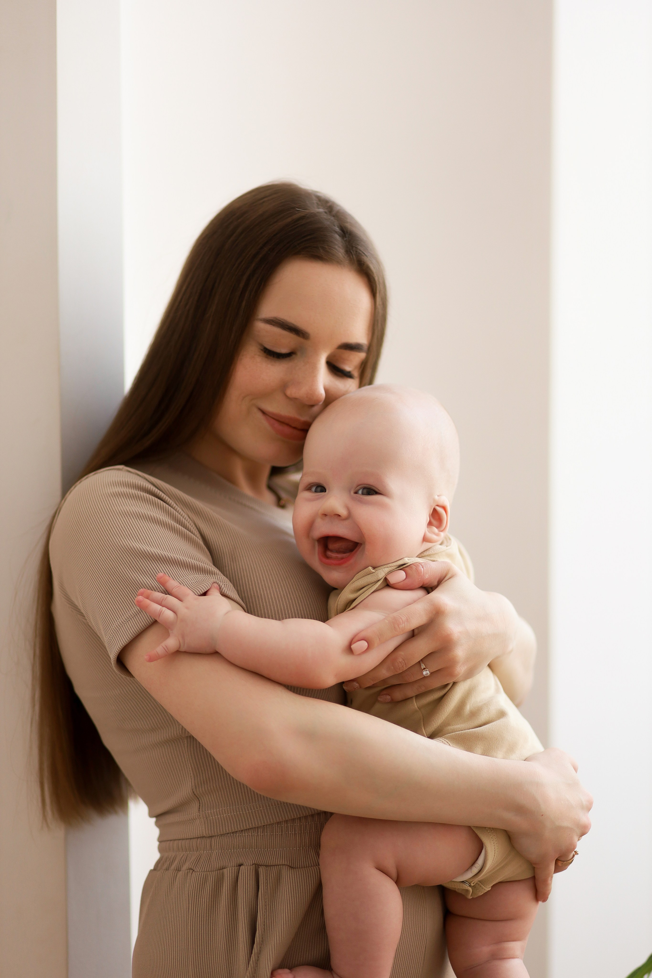 Семейная съёмка в белом зале. ФОТОГРАФ ХАБАРОВСК АНАСТАСИЯ РАЧЕНКОВА