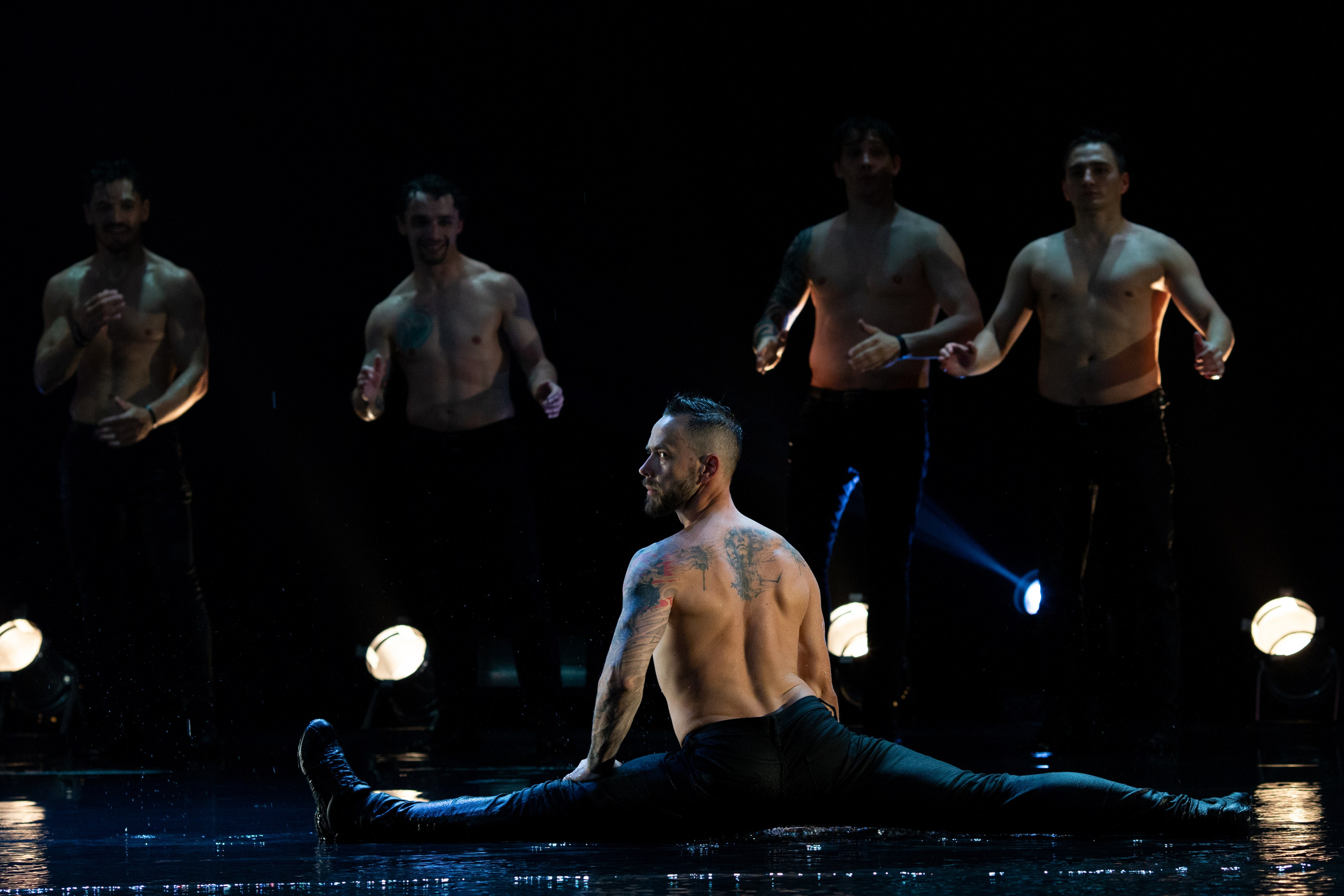 Искушение. Танец под дождём. Фотограф Антонина Свешникова. ВЫПУСКНЫЕ ФОТОКНИГИ для детских садов и школ. Москва, Владимир