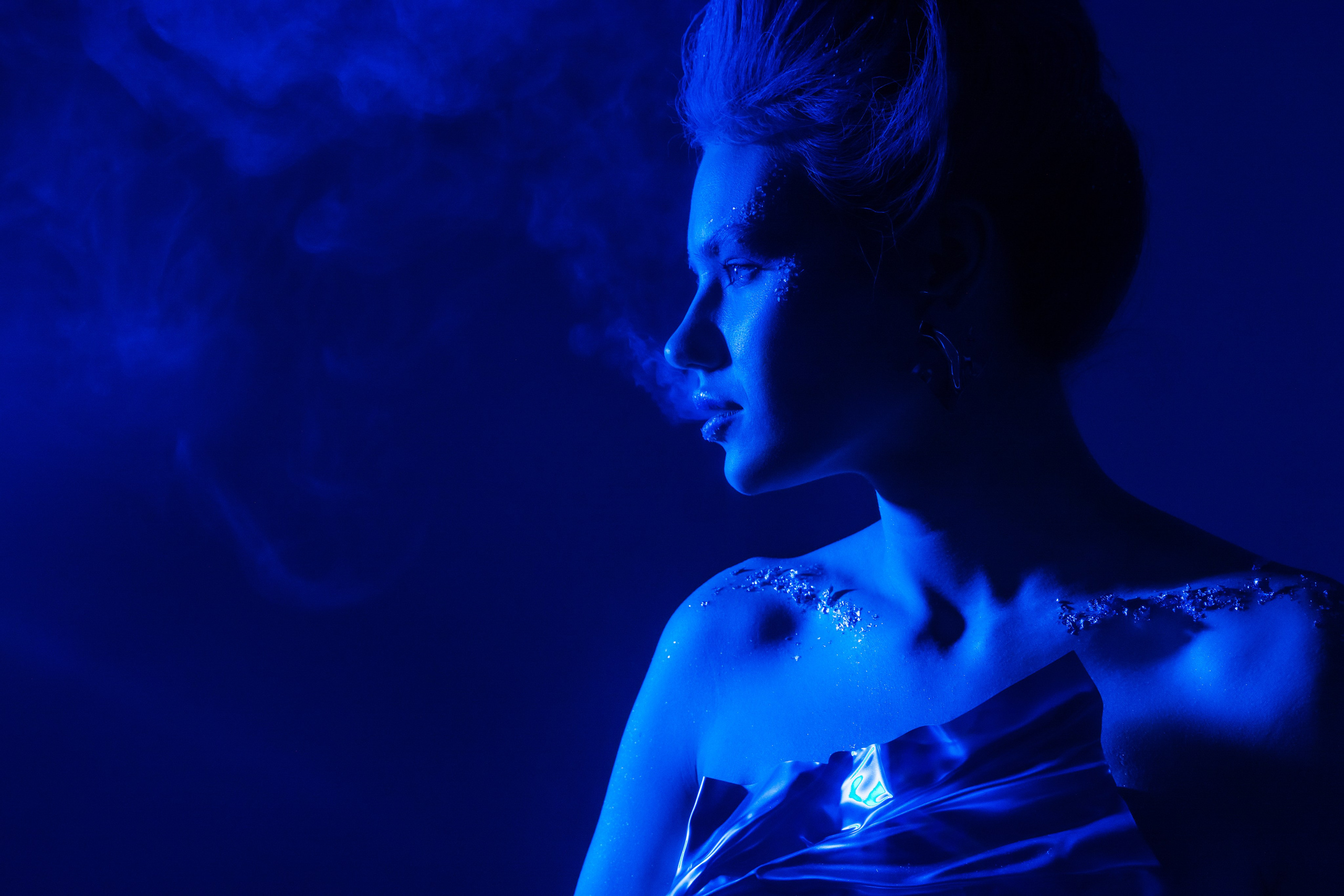 Силуэт - лаконичное воплощение женственности в синих тонах.