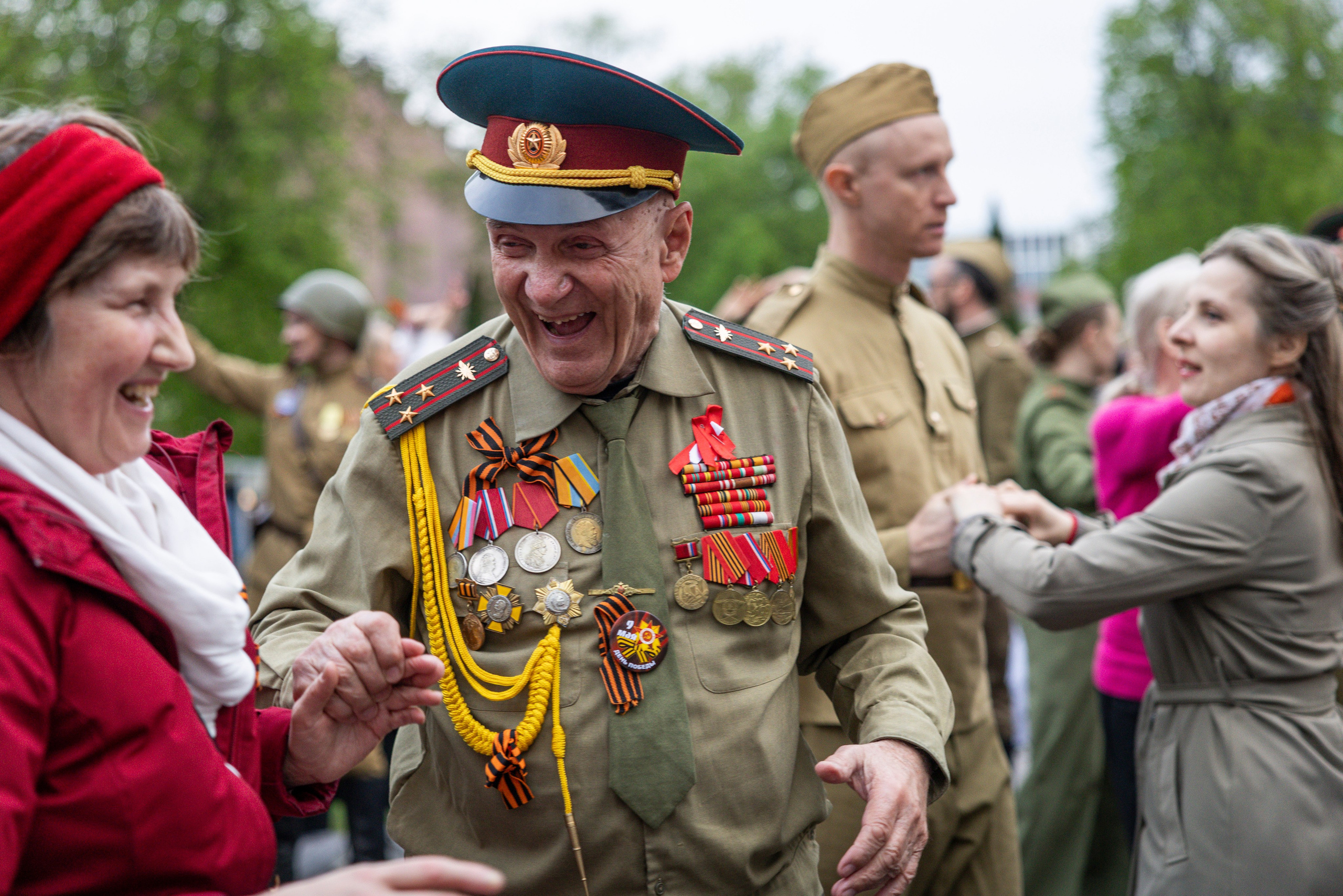 Бал Победы в саду Эрмитаж. Фотограф Сергей Ловкий