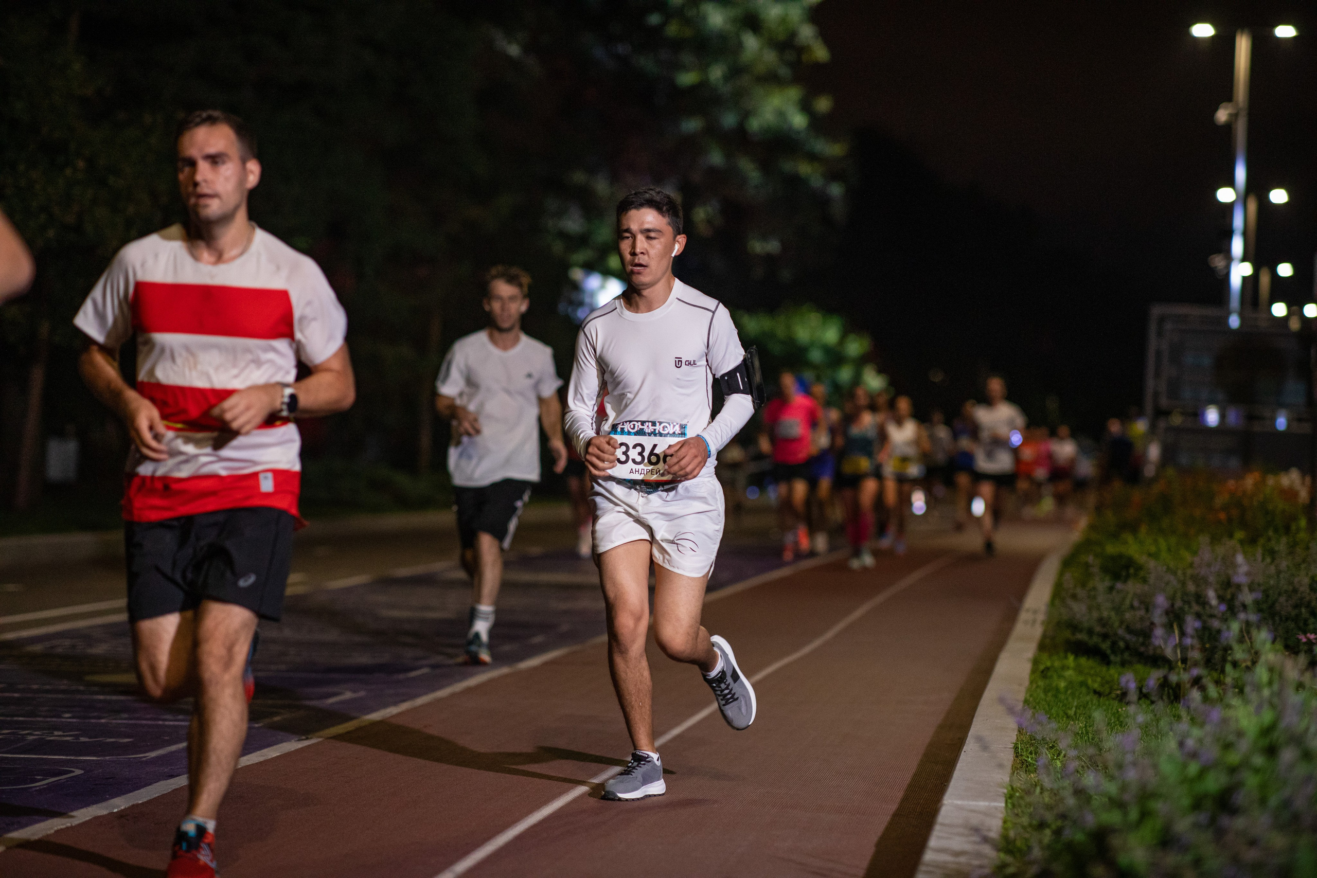 Ночной забег в ленте фотографий бегунов 03.08.24. Фотограф Сергей Ловкий