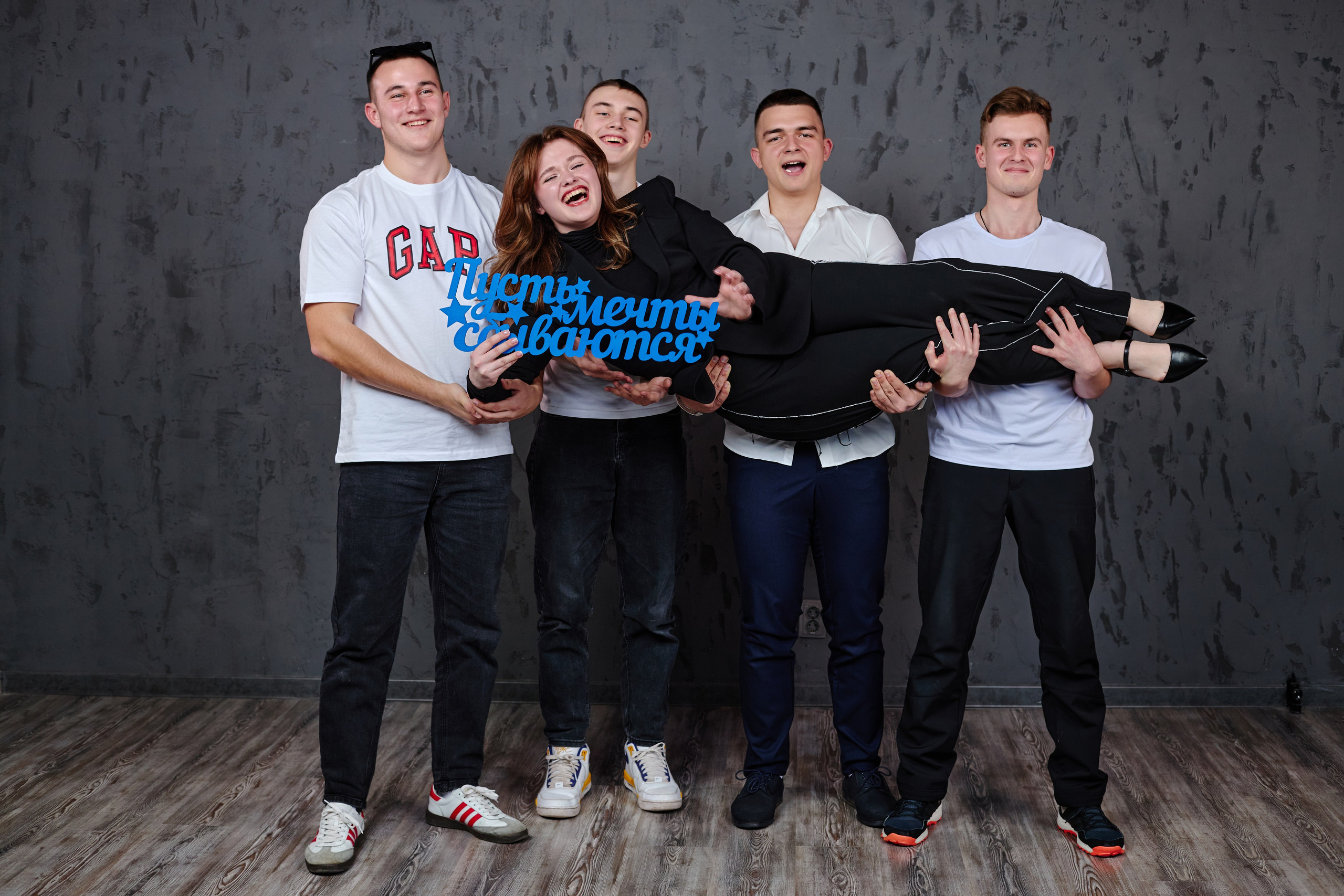 Сьемка выпускного альбома в студии DARK LOFT таганрог. Фотограф Выпускные альбомы Таганрог Сергей Коробченко