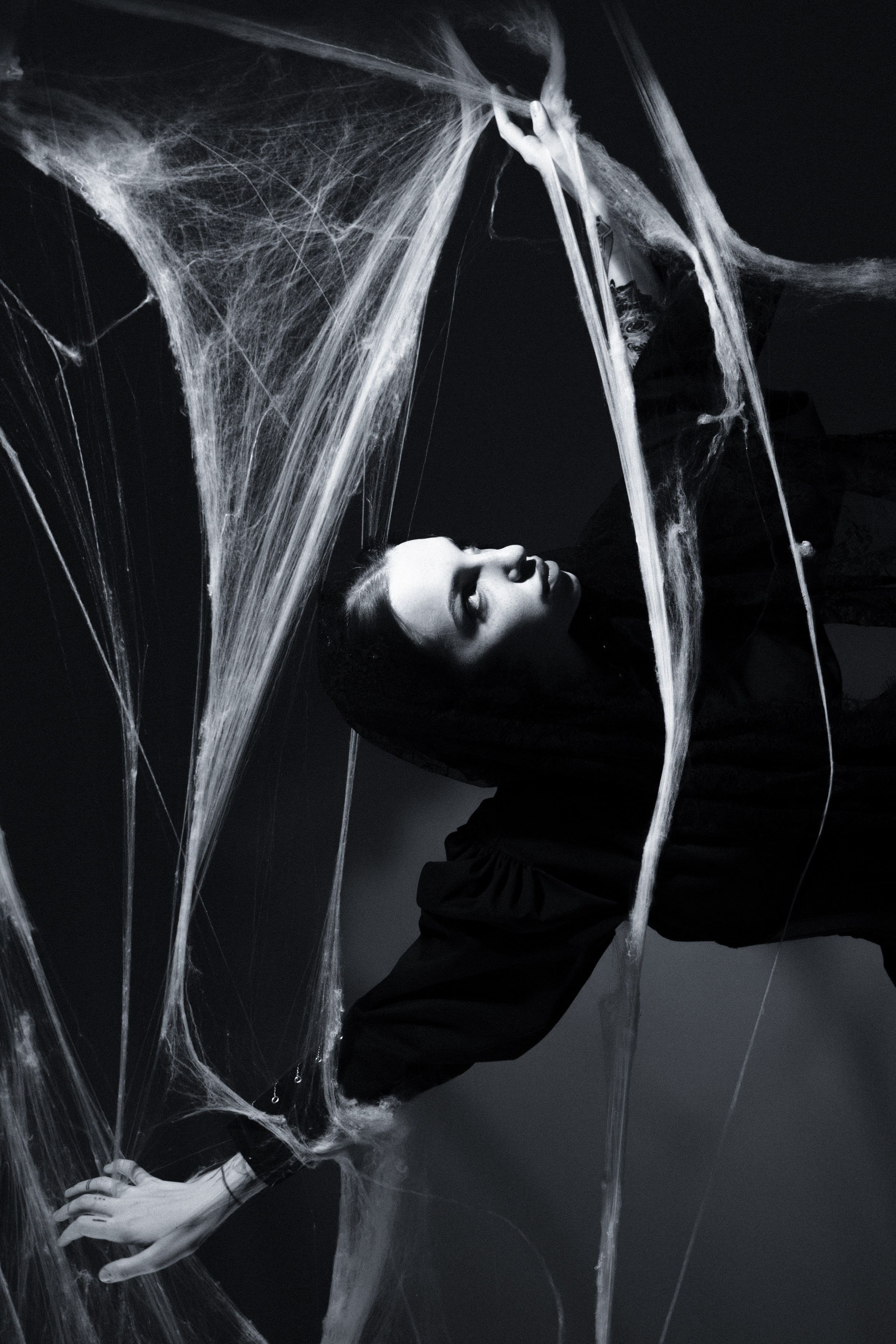 Фотограф Александра Овечкина (Пенза): кинематографичный кадр из серии «Черная вдова», атмосфера тайны и опасности.