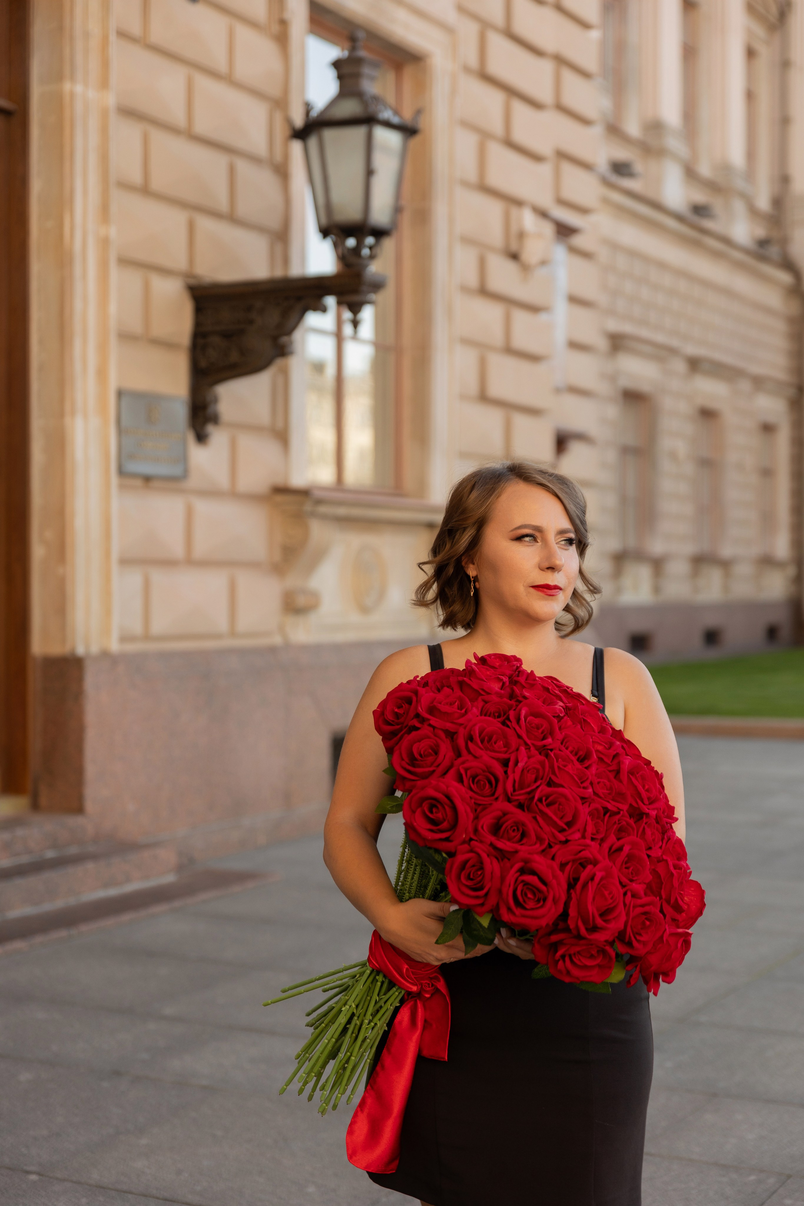 Фотопрогулка в центре с букетом красных роз. Семейный и свадебный фотограф в Санкт-Петербурге Татьяна Швыкова