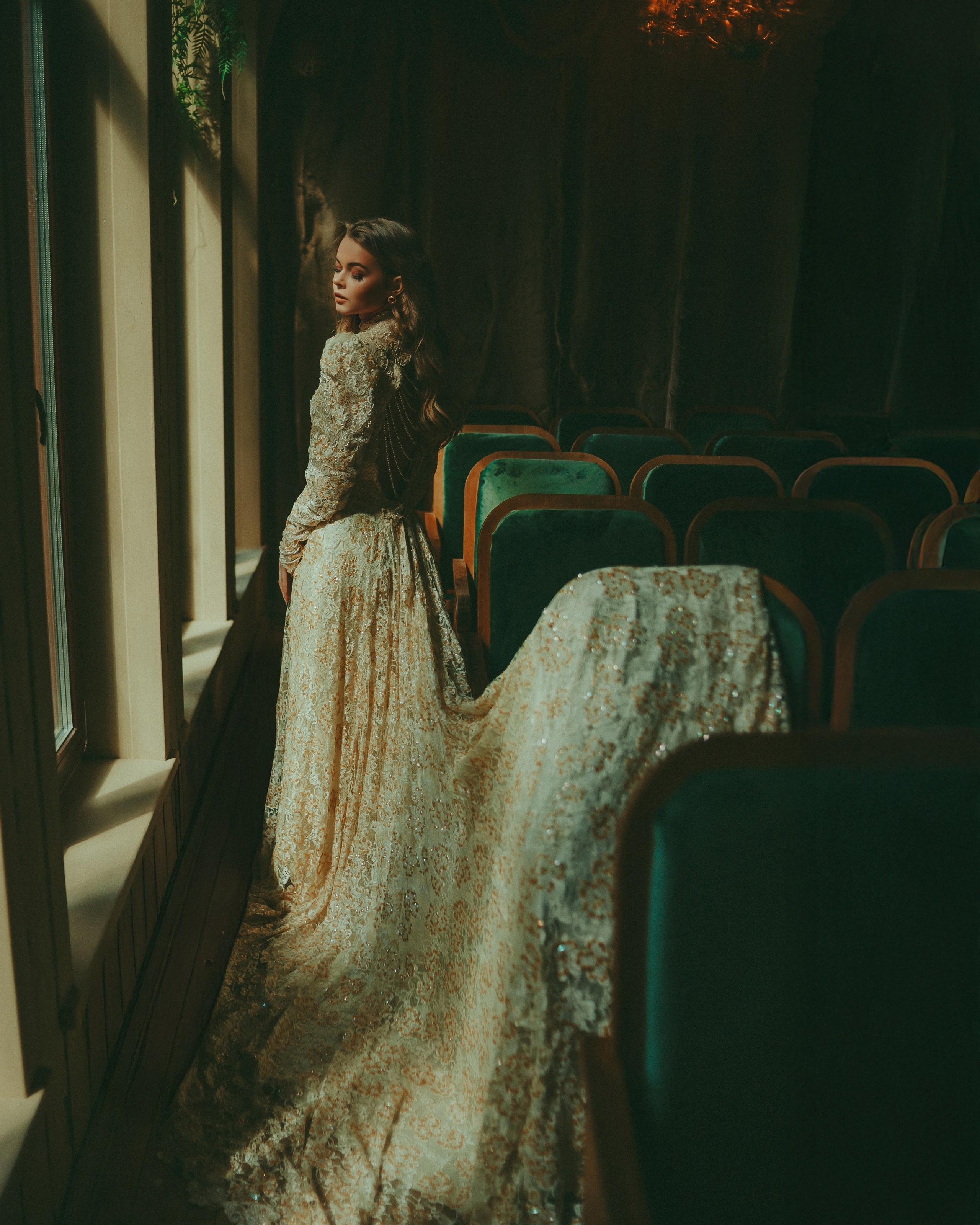 Москва. Заброшкнный театр. Алина. Фотограф Брянск