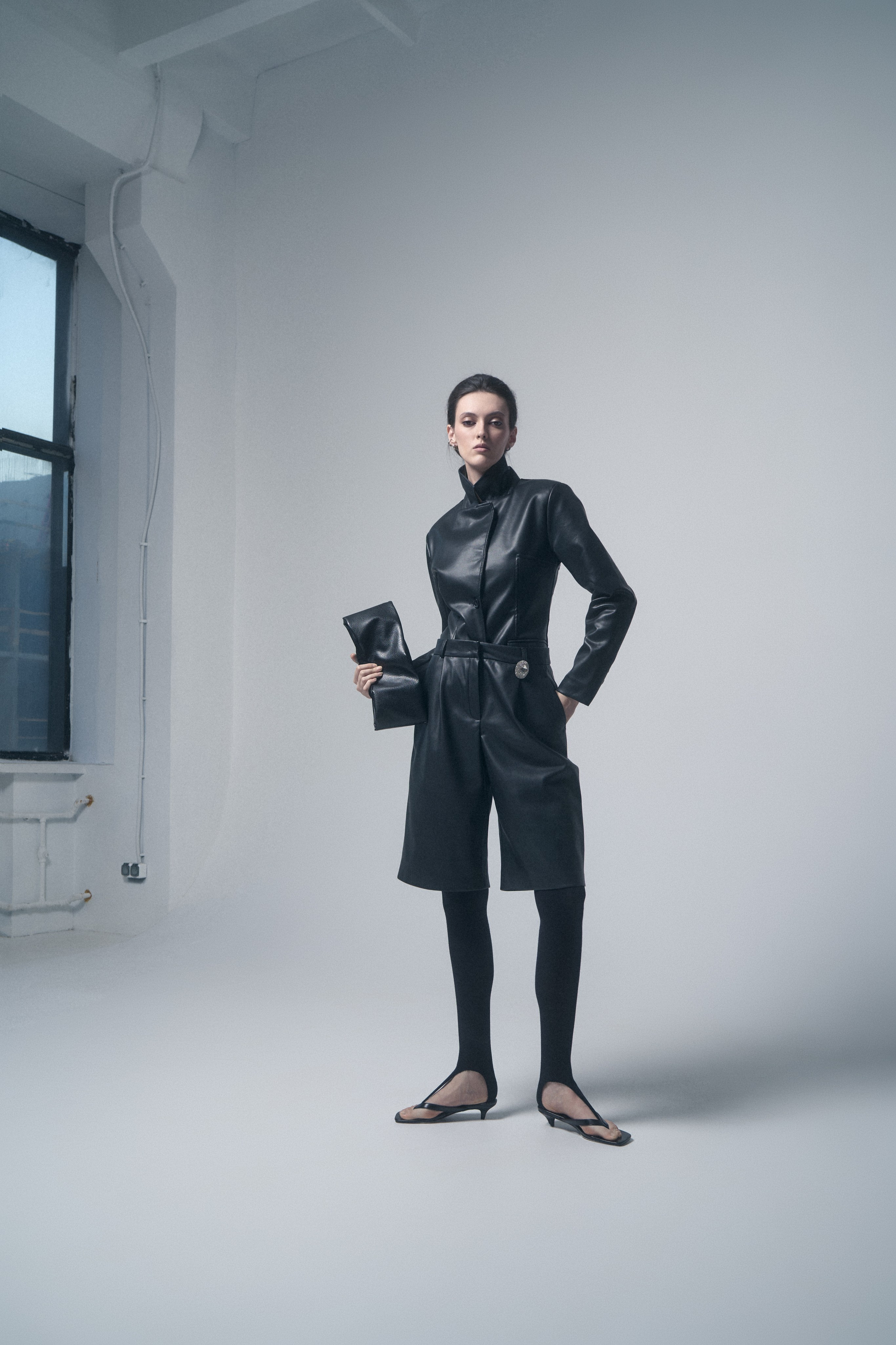 Полный рост модели в одежде бренда Uniform, студийная съёмка нового лукбука