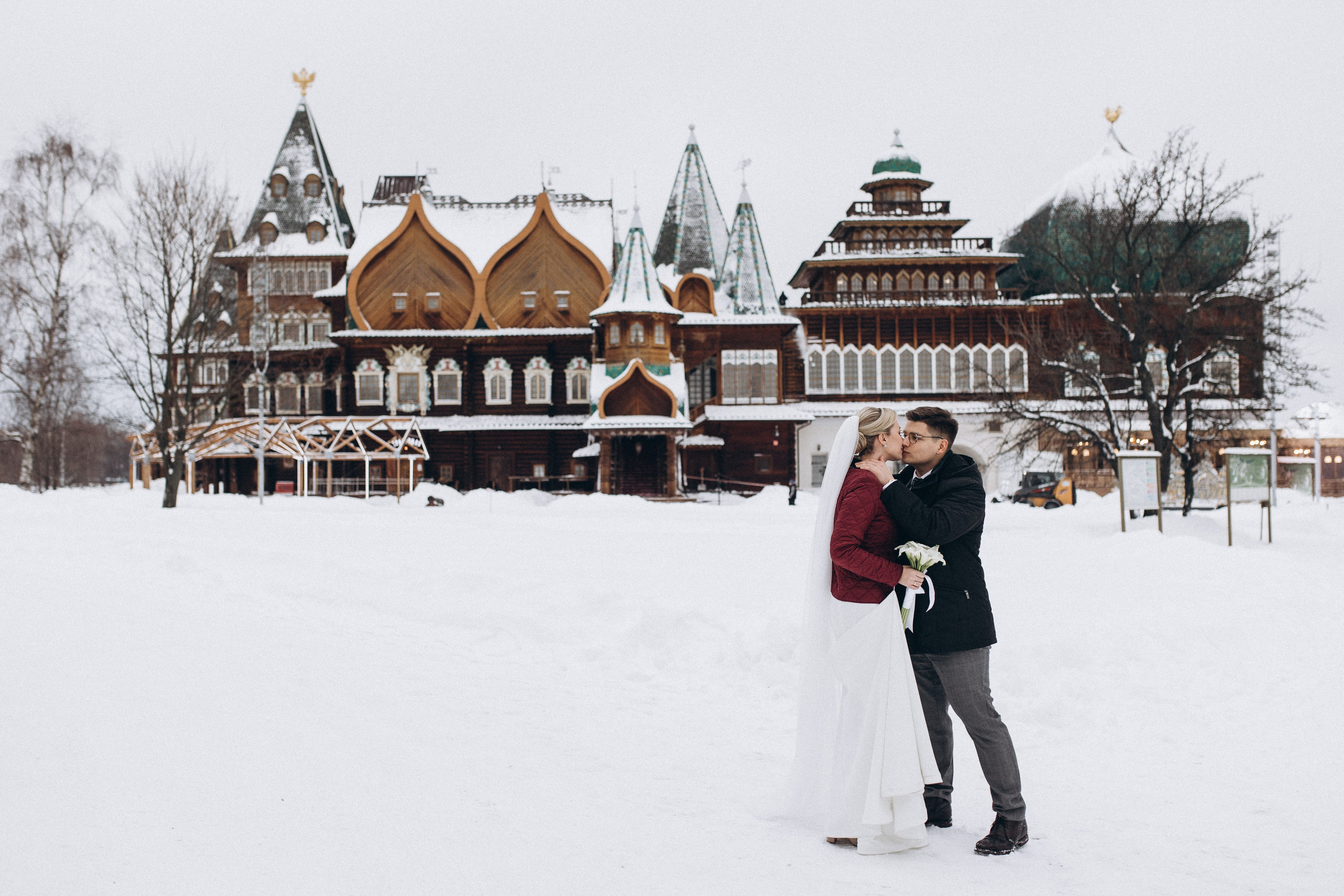 Свадебная фотосессия в Коломенском. Дворец царя Алексея Михайловича. Свадебный фотограф в Москве Мария Крош