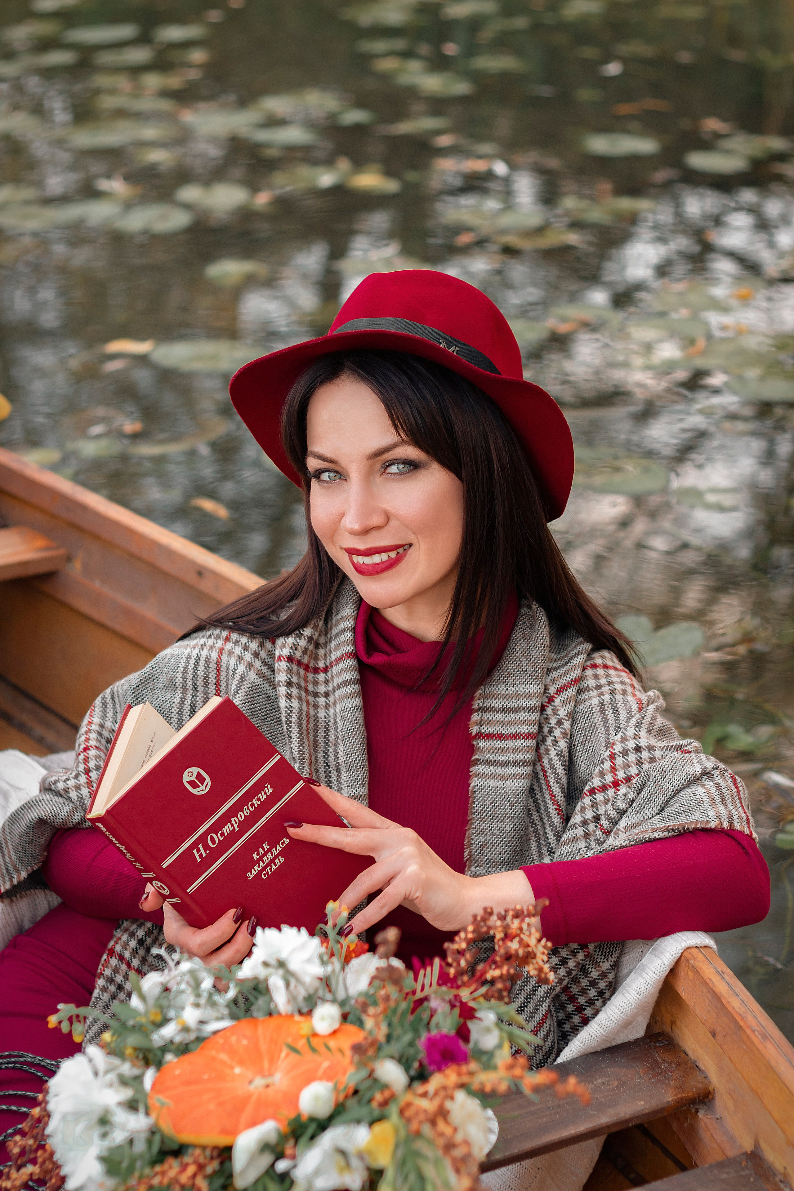 Лодка с хризантемами. Фотограф Ольга Бобб Нижний Новгород