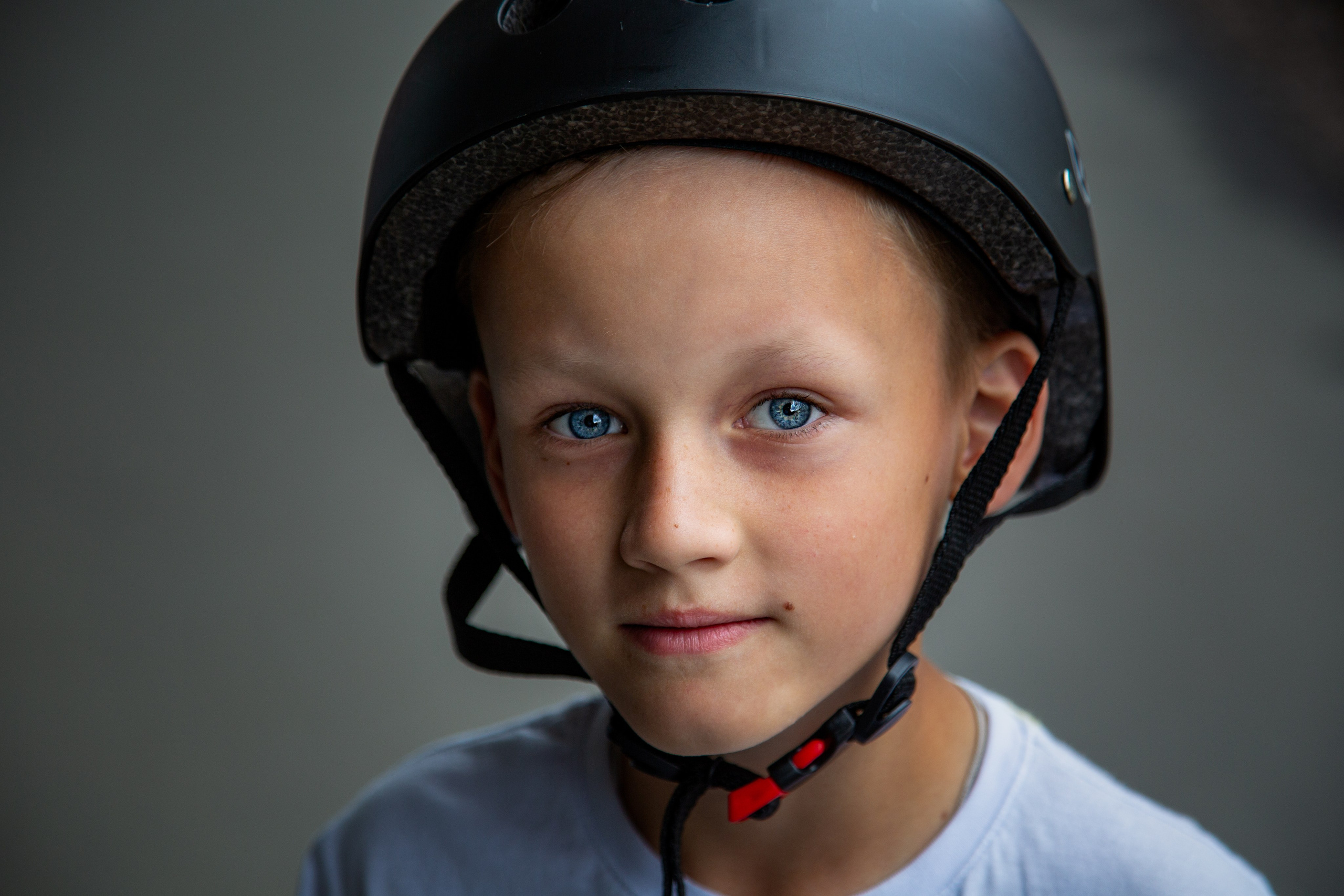 Скейтер, каска, спортсмен