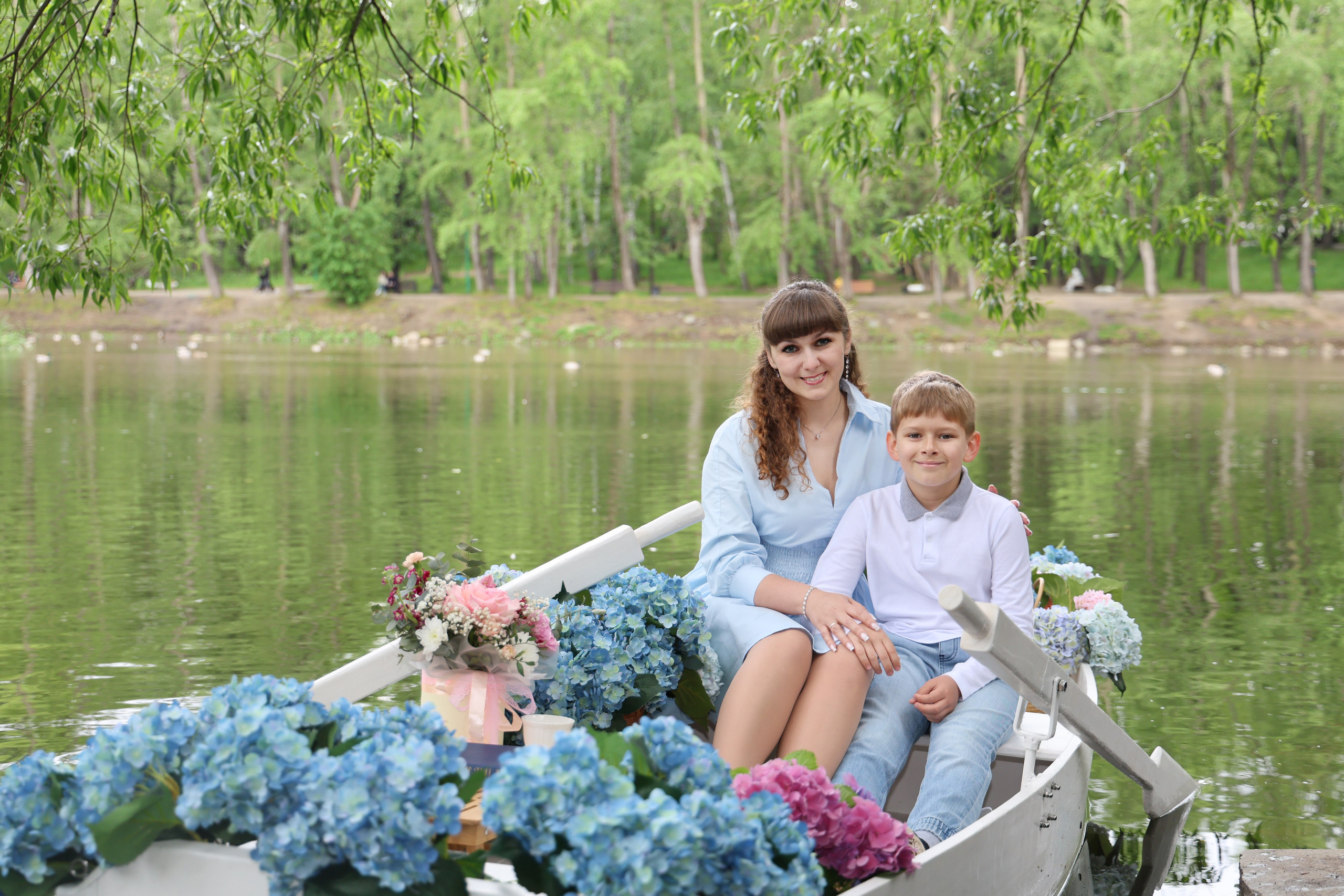 Фотосессия в лодке, лодка, озеро, платье, книга, шляпа, зонт, перчатки, весла, лето. Свадебный, семейный, женский и детский фотограф из Екатеринбурга