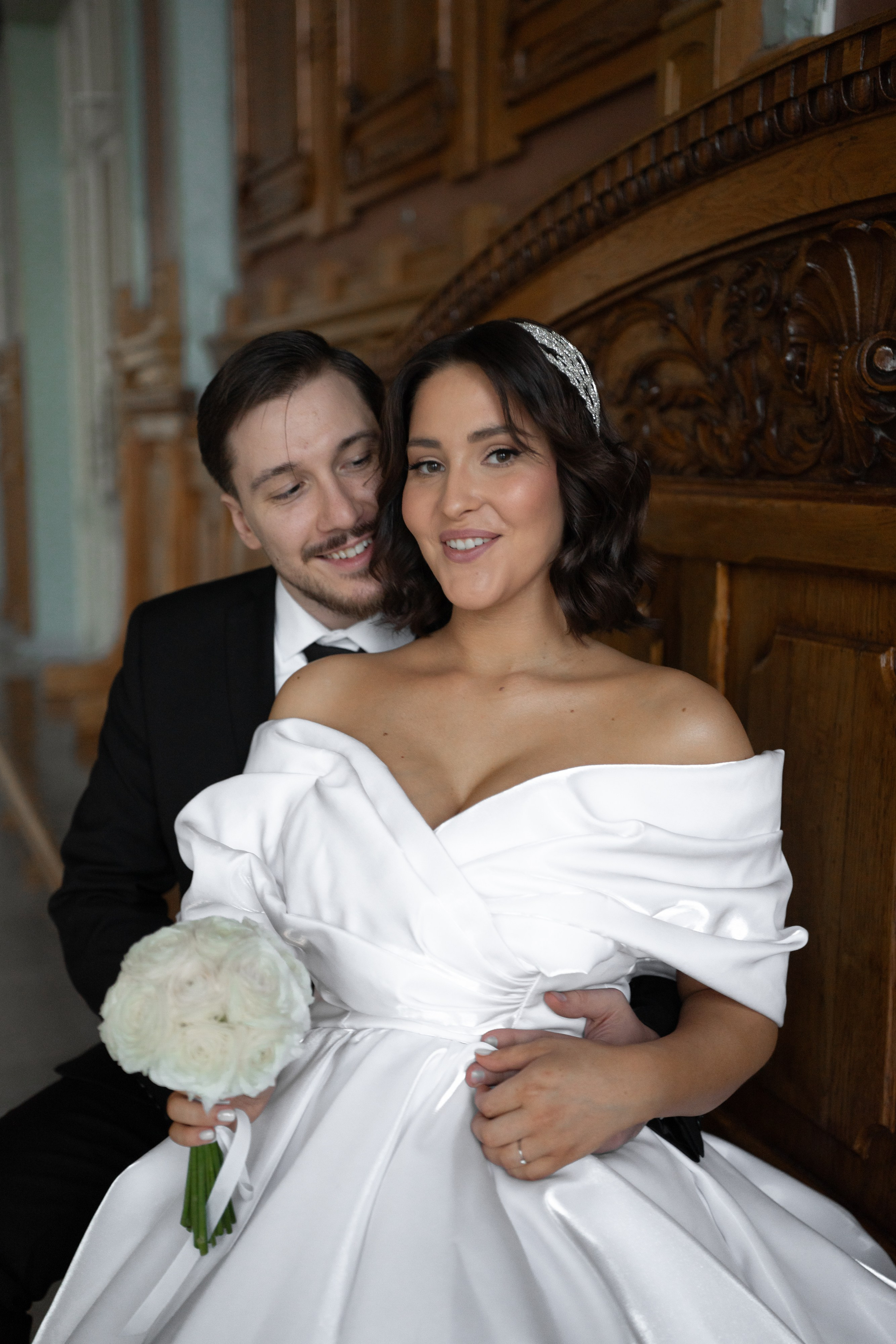 Свадебная фотосессия на Вокзале и рядом с Исаакиевским собором. Свадебный фотограф Александр Невский в Санкт-Петербурге