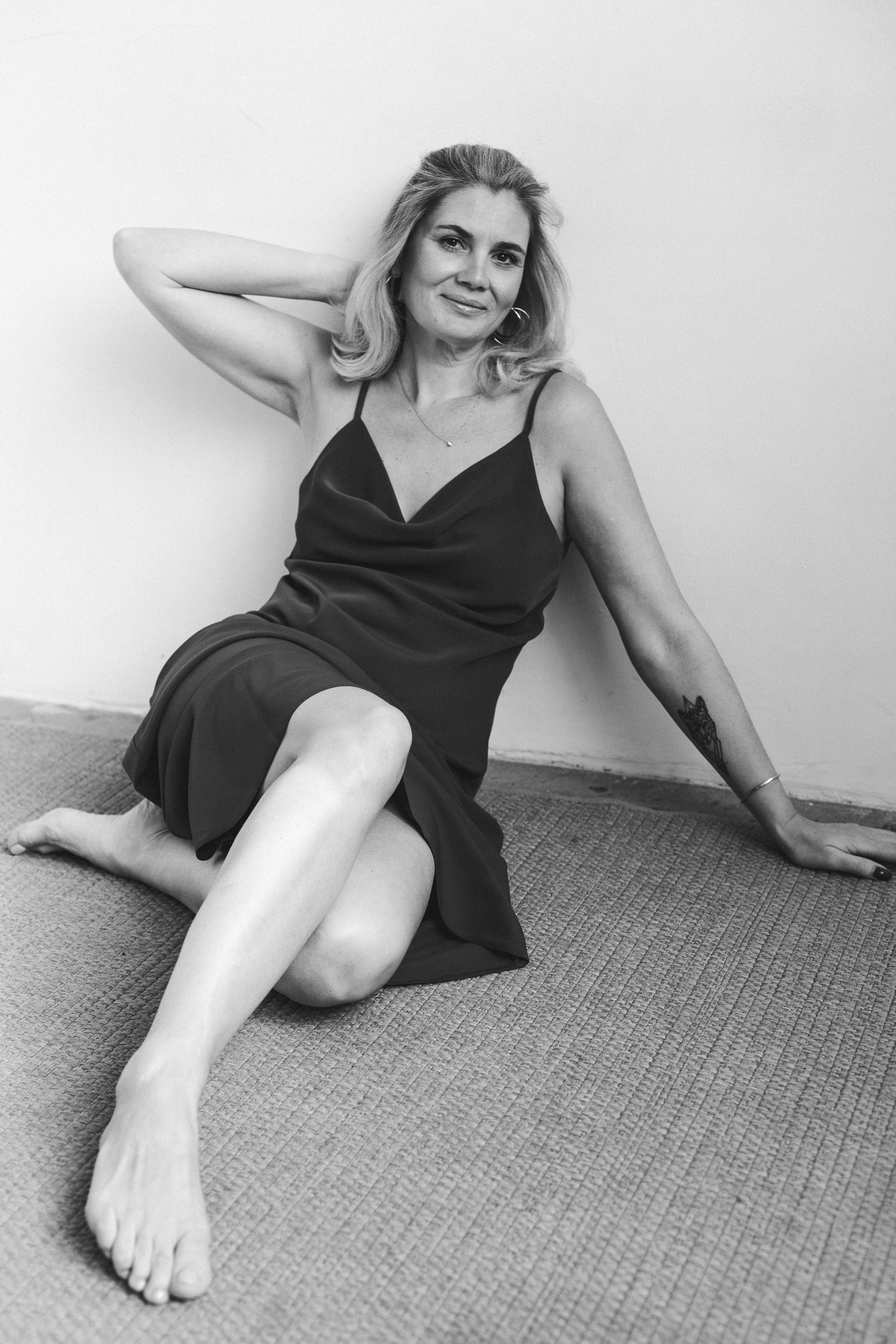 Индивидуальная студийная женская черно-белая фотосессия. Женский портретный фотограф в Нижнем Новгороде и Москве, Юлия Балашова