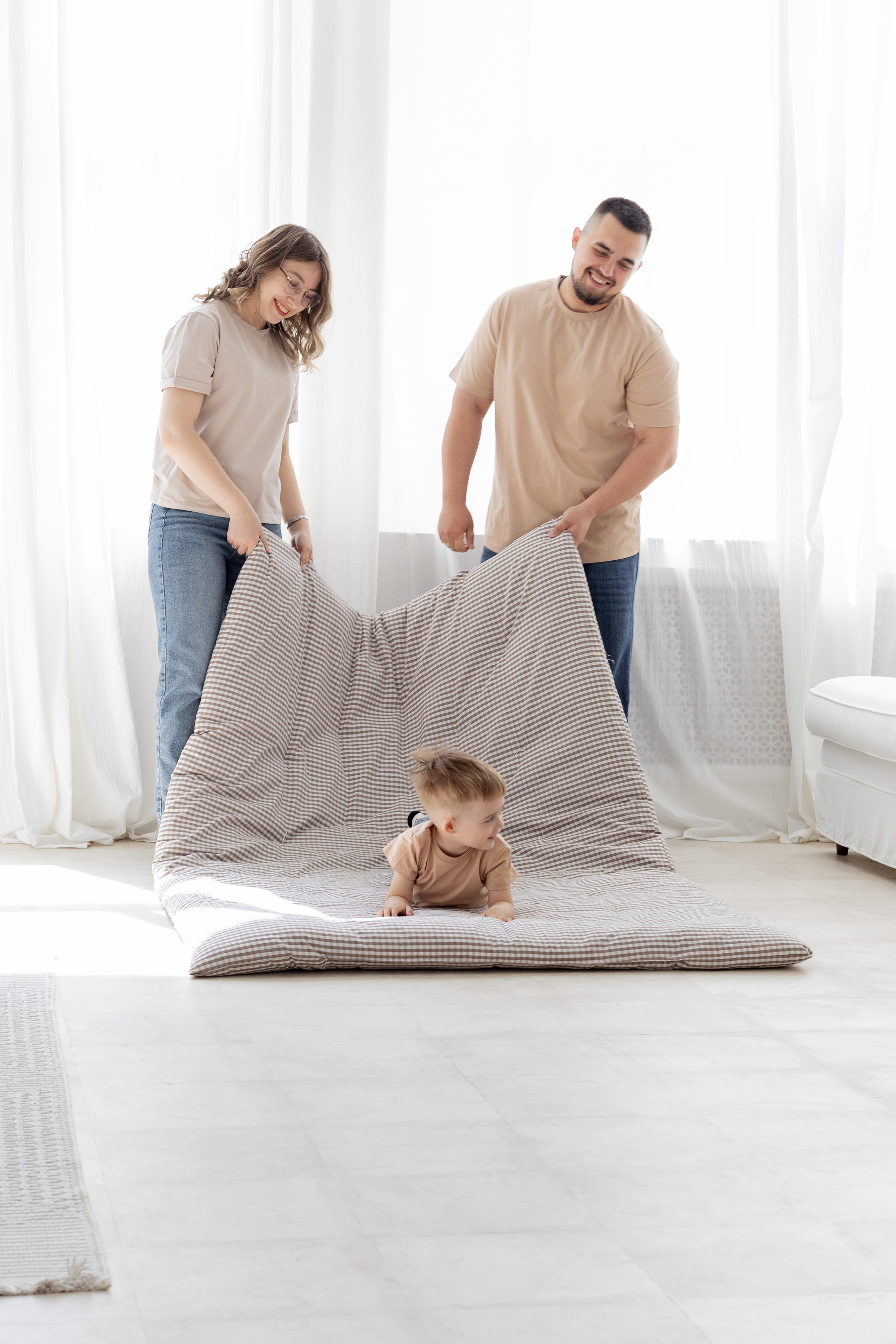 Семейная фотосессия в студии (Михаил, Крестина и Макар). Женский фотограф в Орске Новотроицке Динара Долганова