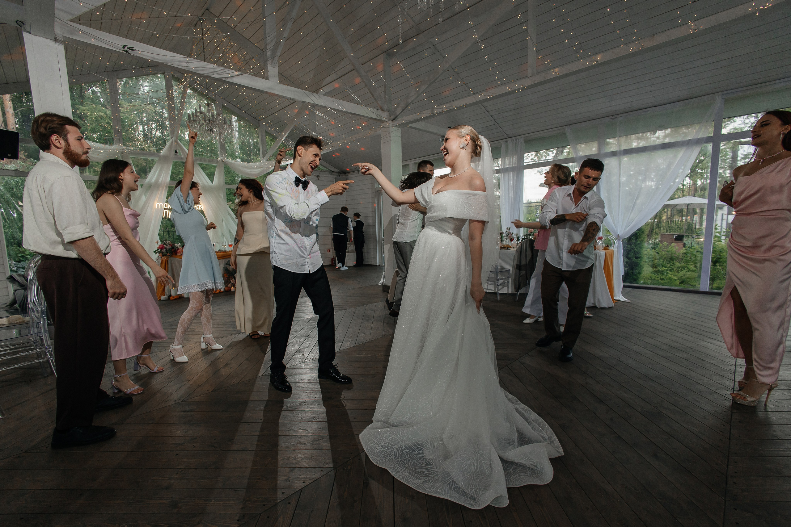 Свадебная фотосессия в ресторане Турандот, свадьба на площадке House for wedding Дом у озера. Свадебный фотограф в Москве Дарья Олендарёва