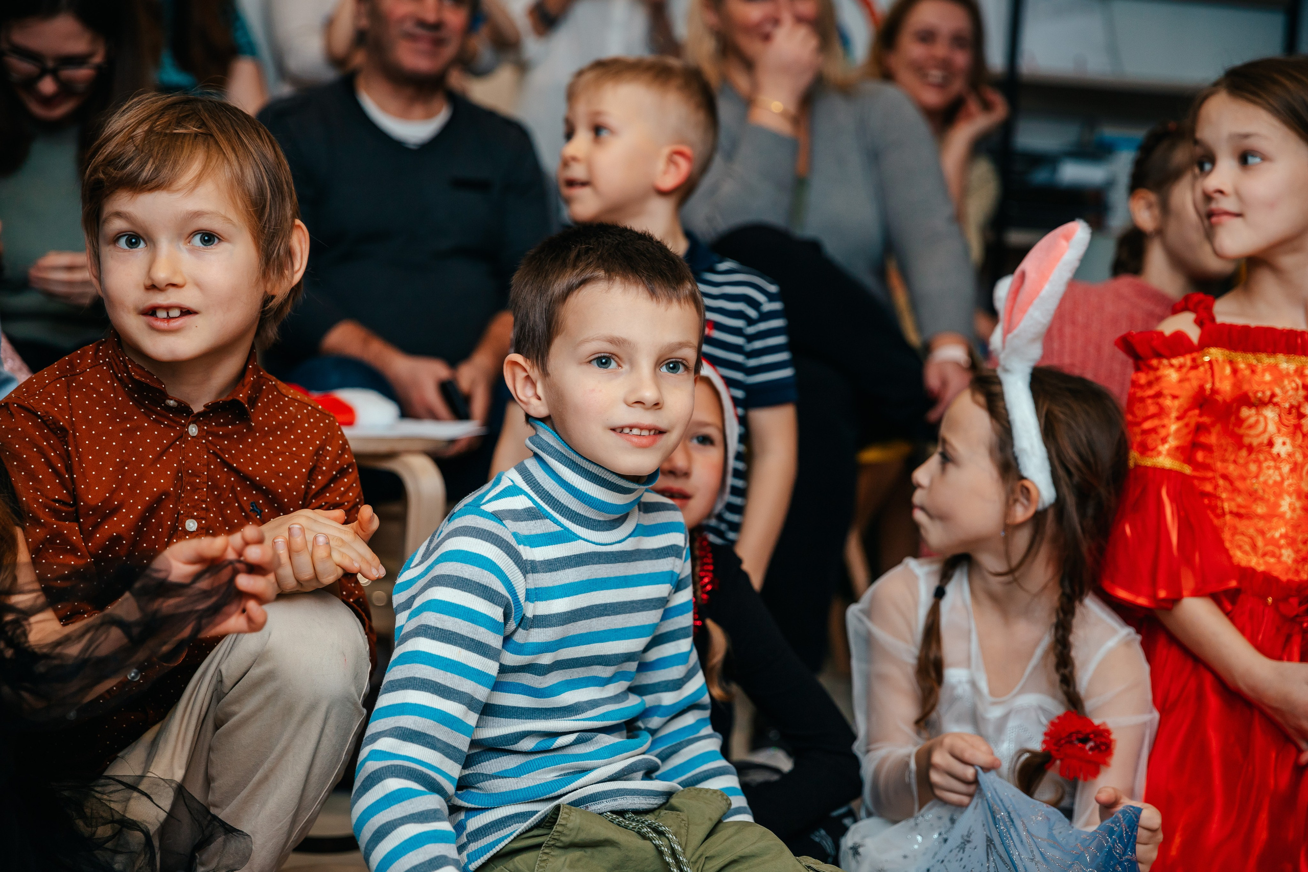 Новогодний утренник в Монтессори-школе. Семейный lifestyle фотограф в Санкт-Петербурге Людмила Пахомова