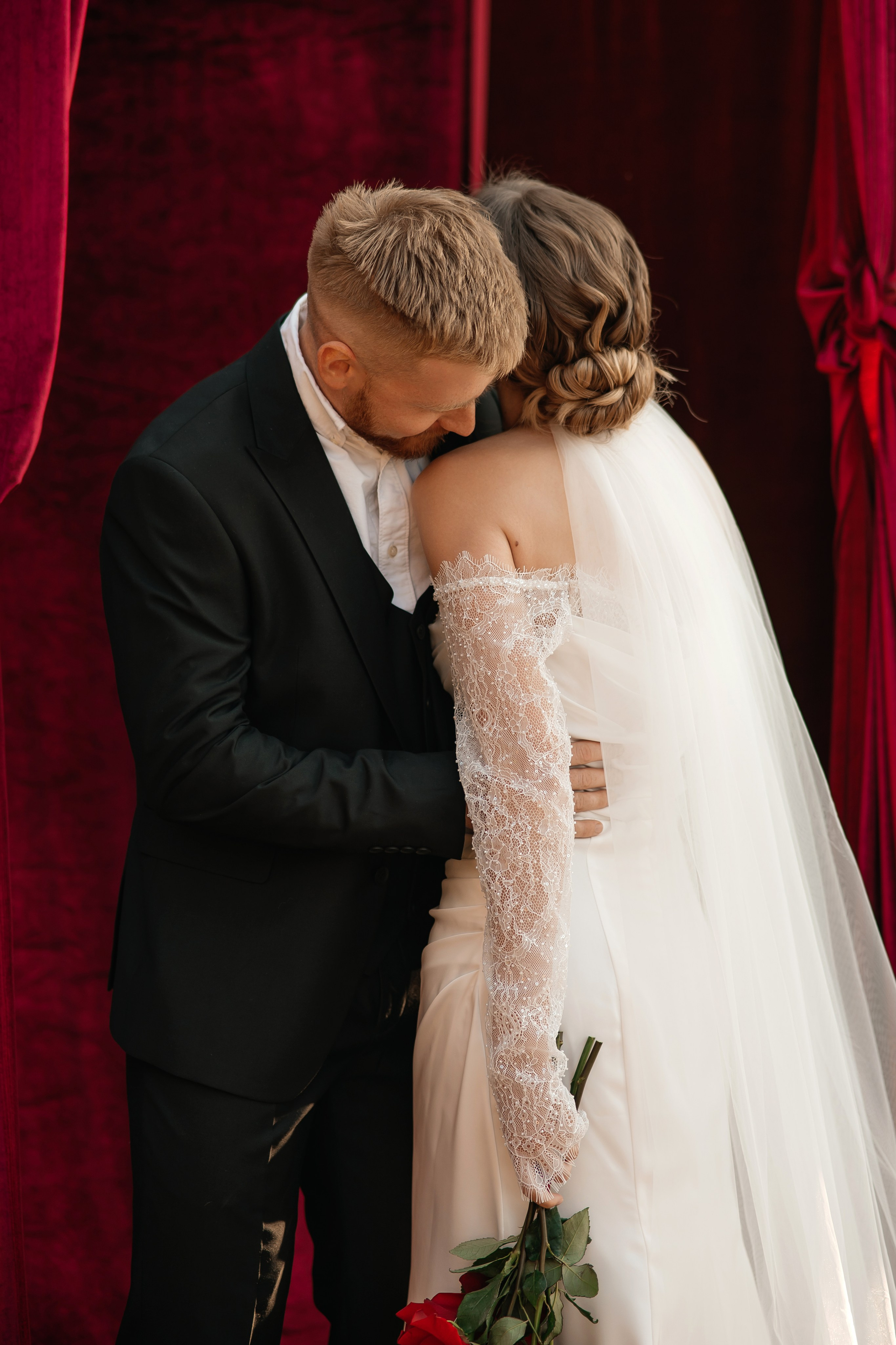 Свадебная церемония на фотозоне из красного бархата. Свадебный фотограф Елена Рякина