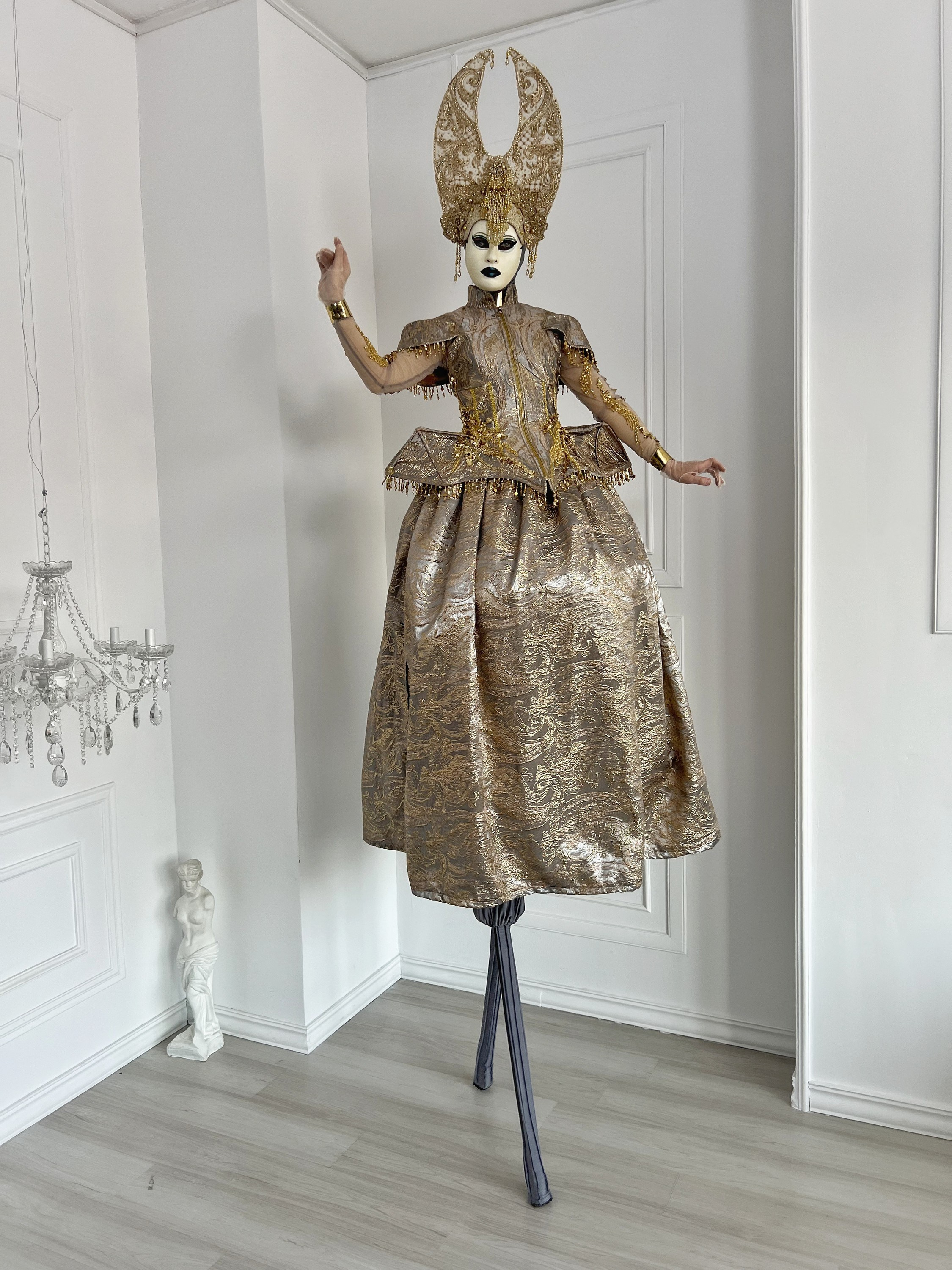 Валькирия золотая на ходулях. Мимы и Ходулисты на встречу гостей. Москва