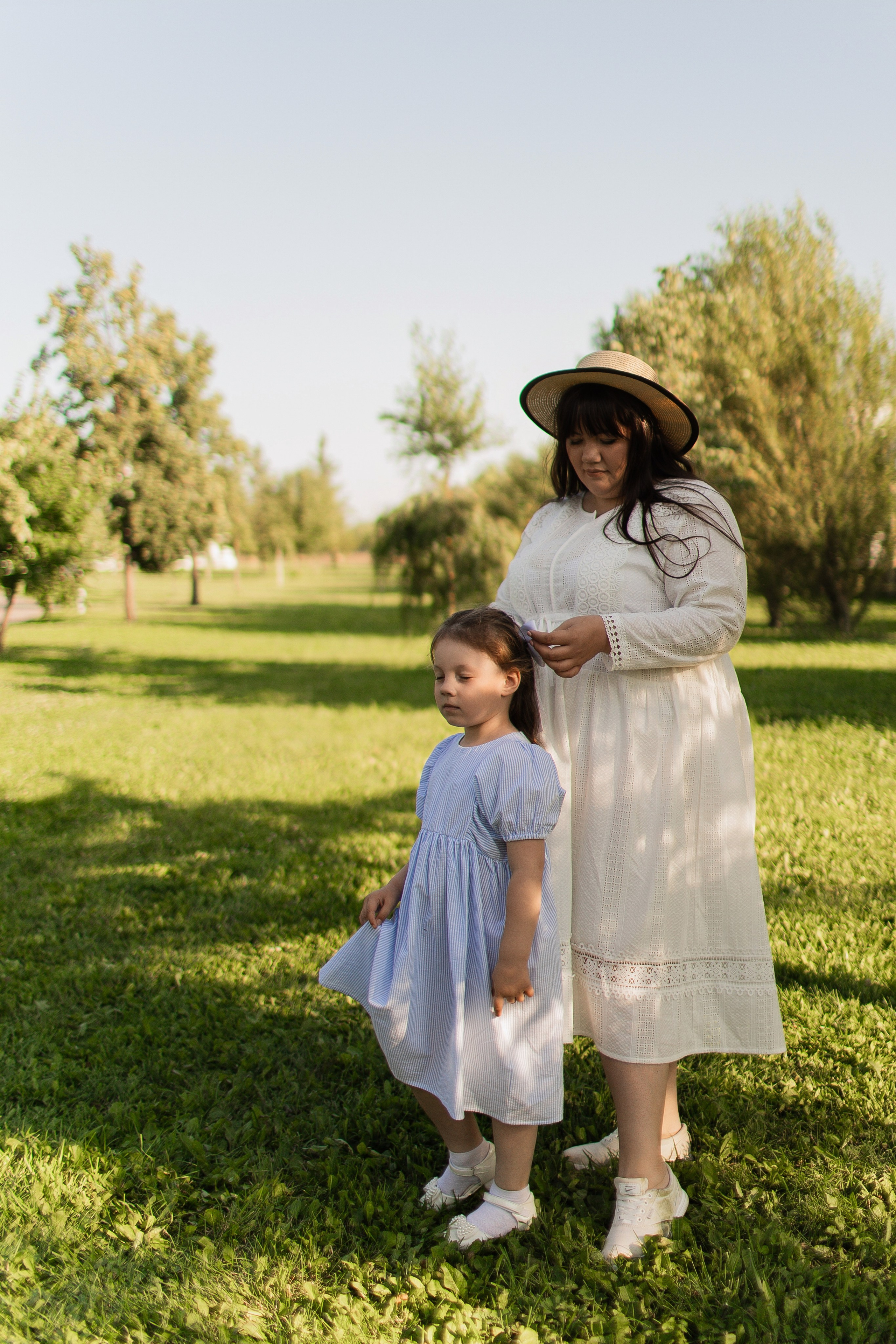 Летний день в парке. Семейная съемка — это красивый способ признаться своей семье в любви