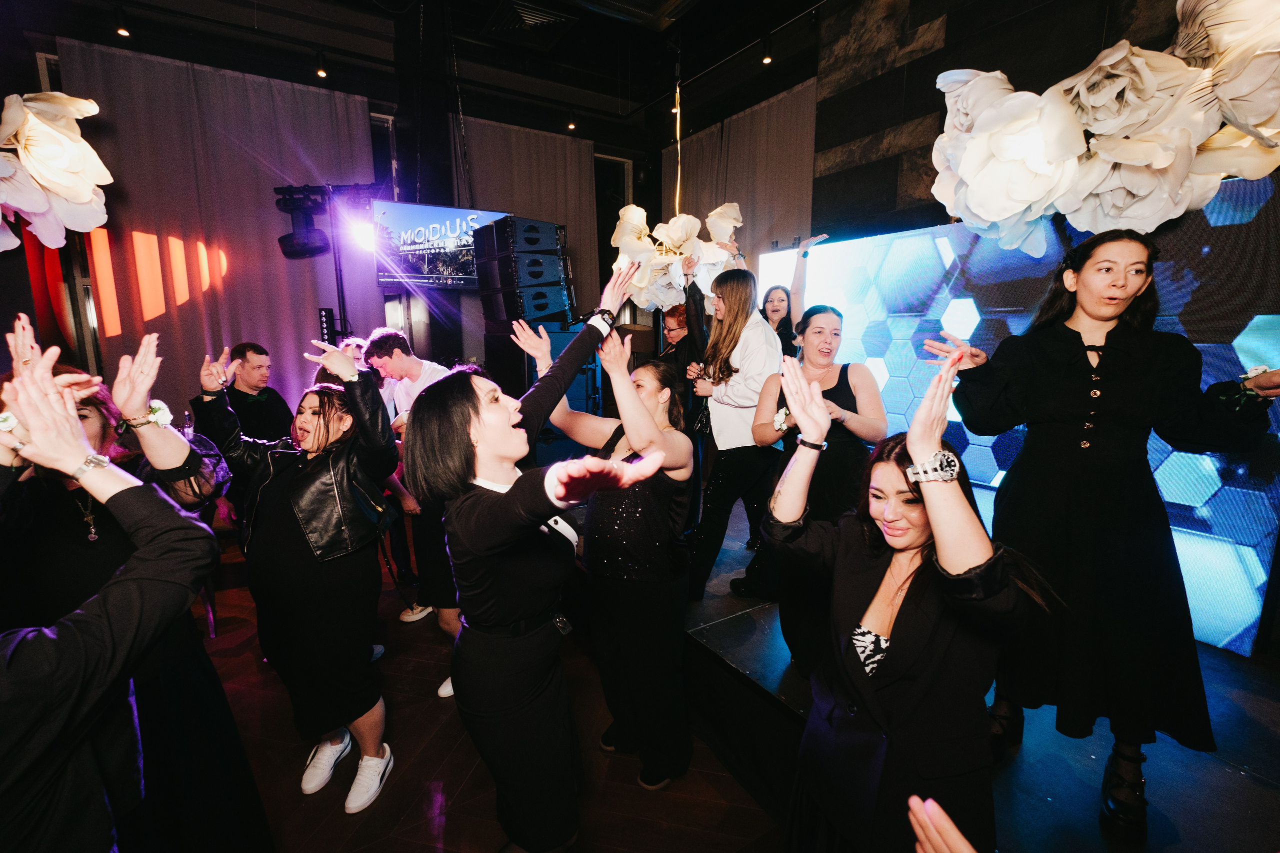 Корпоратив в Сириусу (Адлер) 10 лет компании. Свадебный фотограф Денис Ожигин в Краснодаре и крае. Эмоциональная и стильная съемка вашего дня