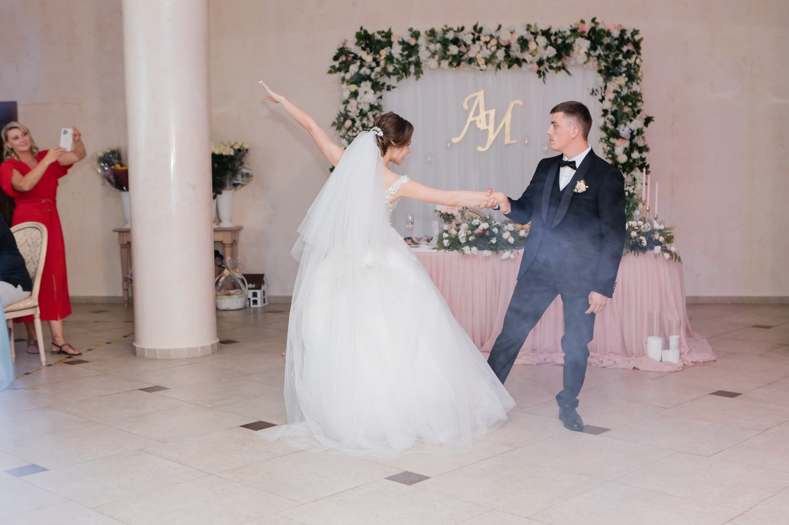 Свадебная фотосъемка Михаила и Ольги. День нашей свадьбы. Видеосъемка и фотосъемка свадеб. Фотограф и оператор на свадьбу. Видеосъемка подкастов, собственная видео-фотостудии. Предметная фотосъемка