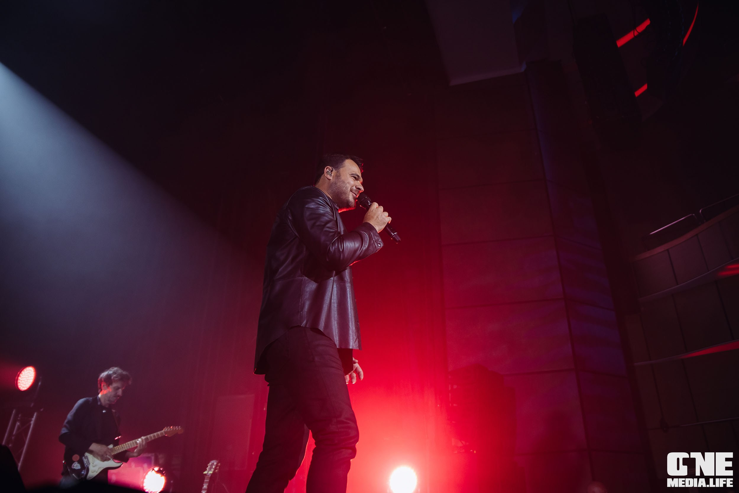 Фоторепортаж с концерта Эмина в Янтарь Холле. One Media Life: фоторепортажи, фотоотчеты с мероприятий и заведений