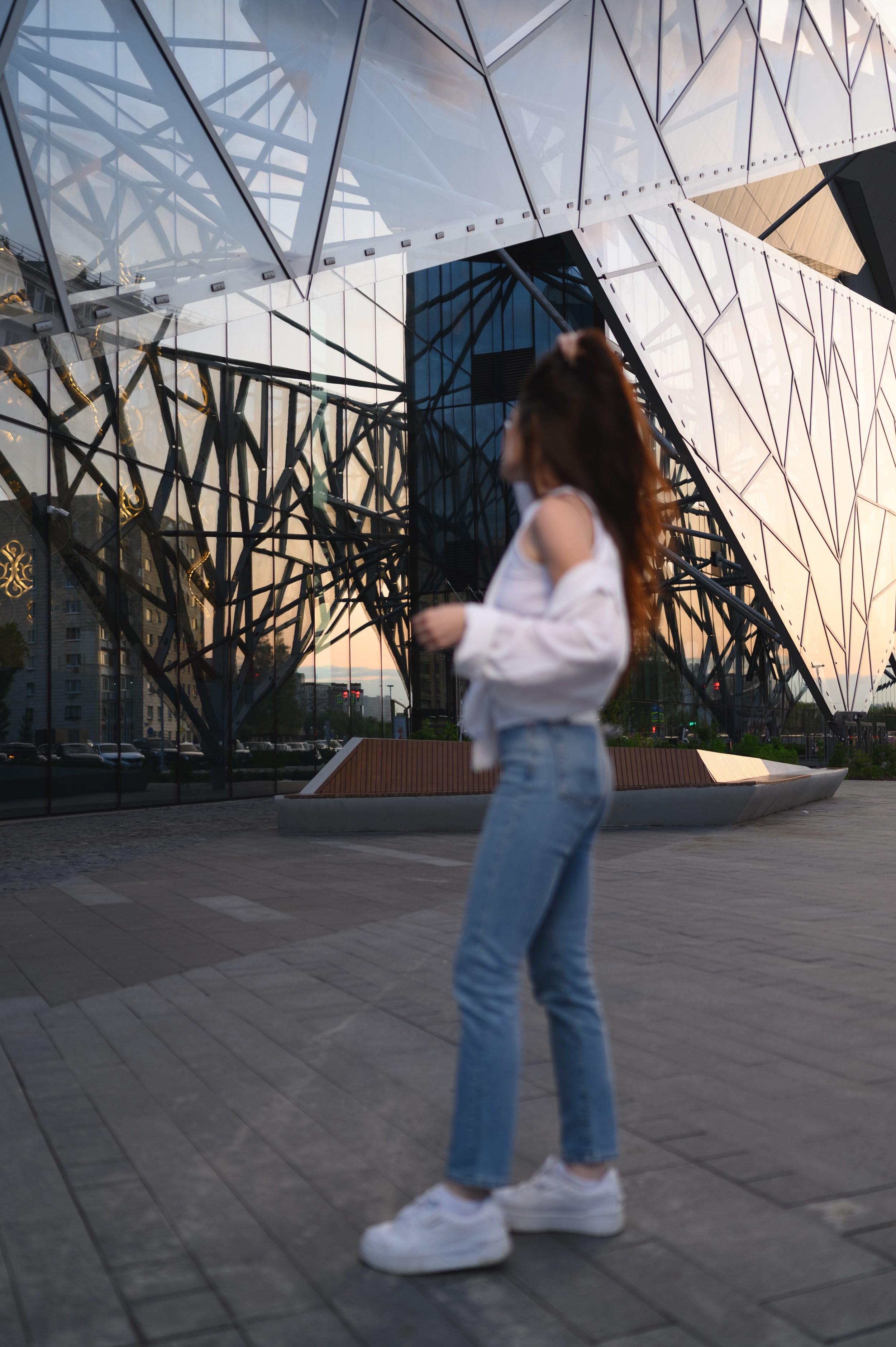 Свет и геометрия в городской портретной съёмке — фото у театра Камала