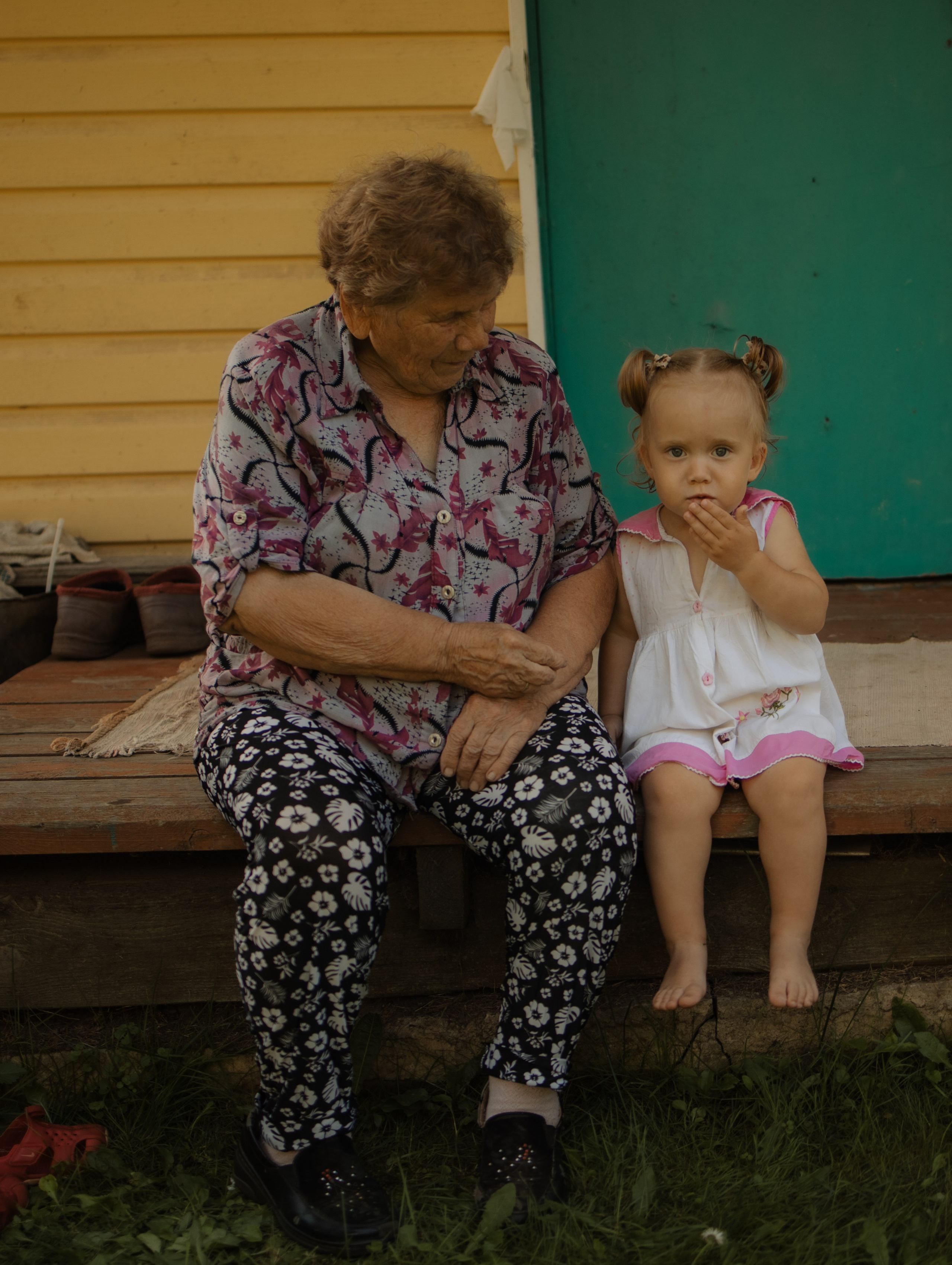 Дачная фотосессия летом у бабушки. Фотограф Углич и Ярославль Ольга Тятюшкина
