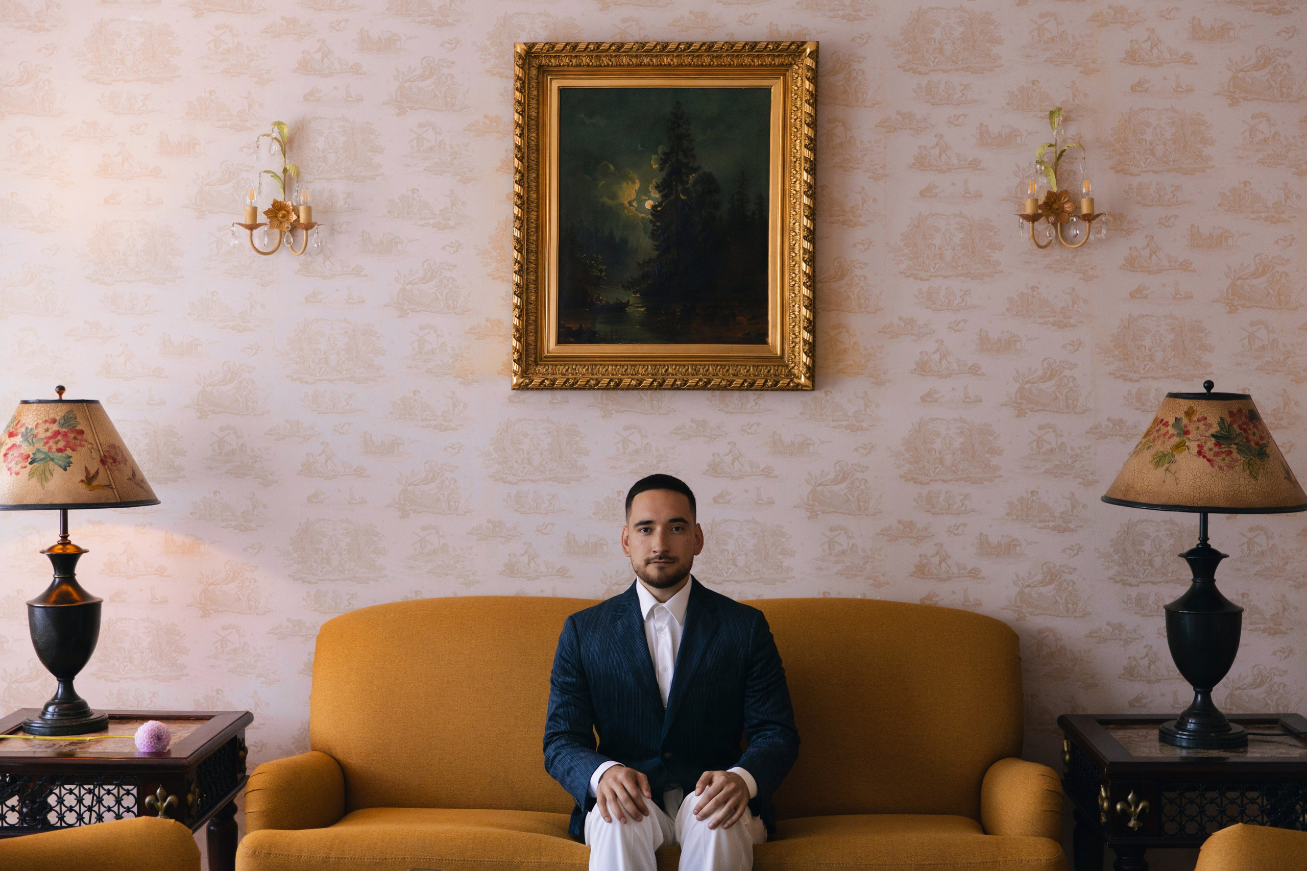 В ЛУЧАХ ЗАКАТА НА БЕРЕГУ МОРСКОМ