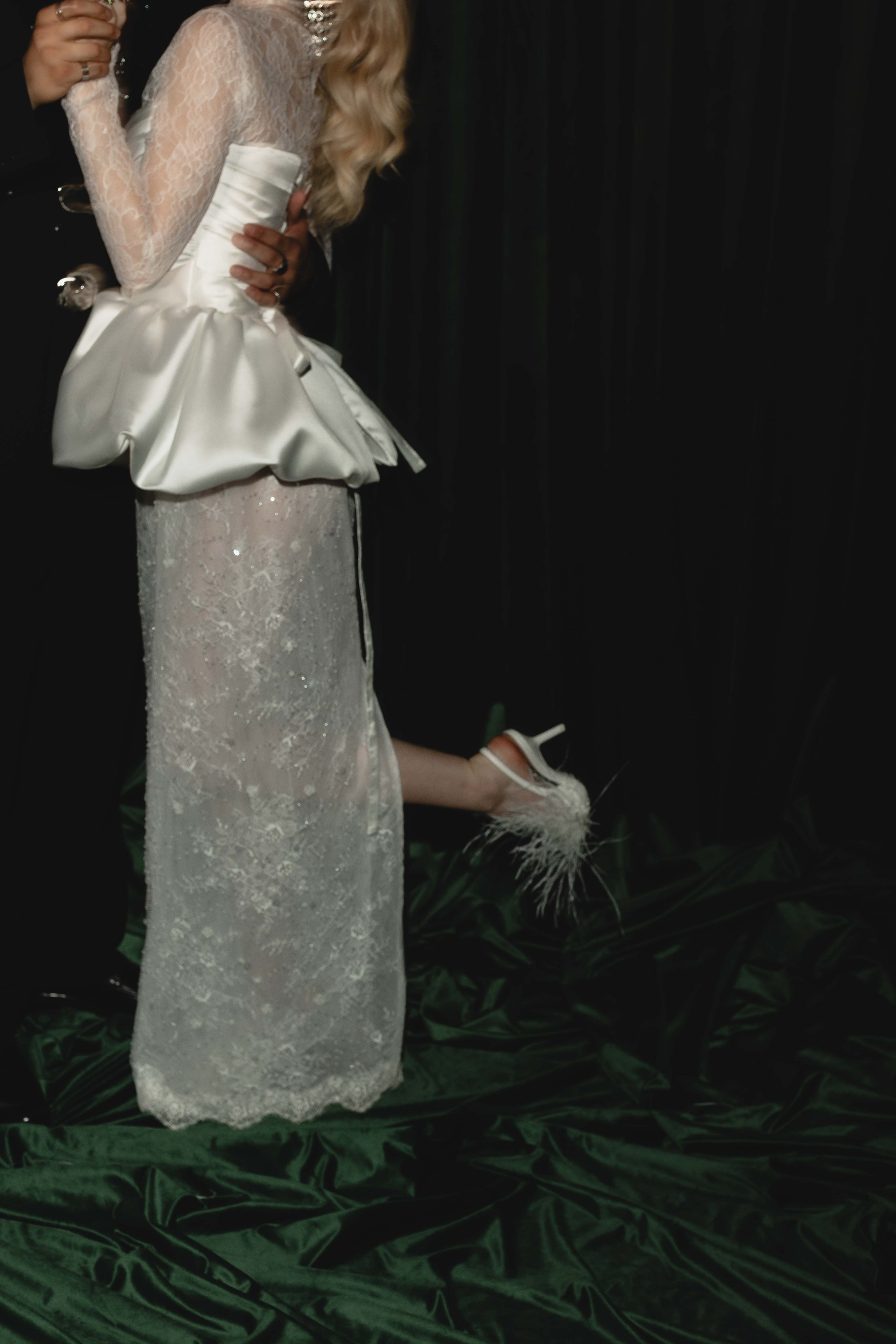 Счастливая пара позирует на свадебной фотосессии на фоне зеленой ткани в театре ,фэшн съемка ,топ 100 — свадебный фотограф Алена Межевова