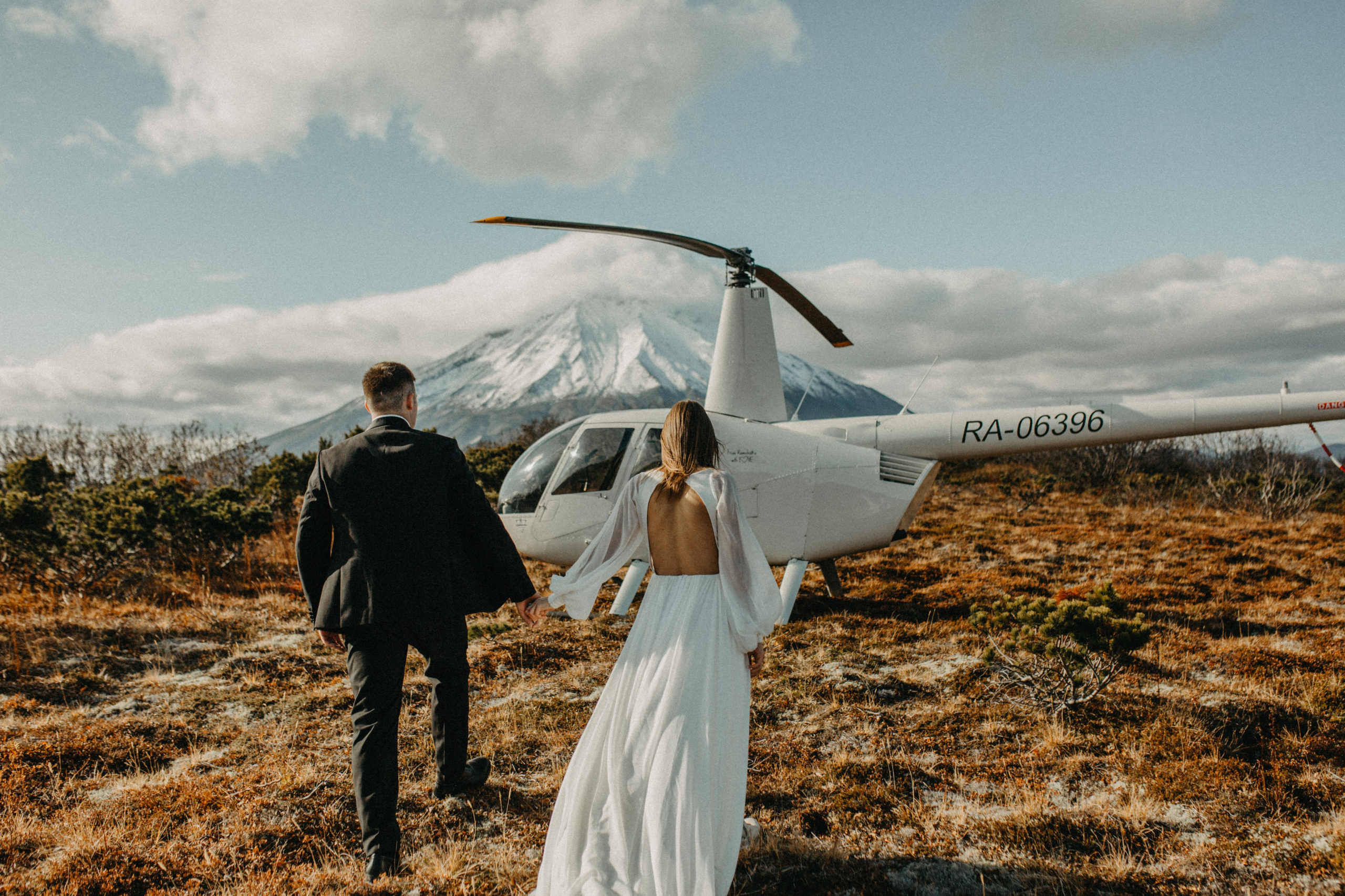 Вертолетный полет Бухта Жировая. Свадебное фото и видео на Камчатке. Туристические маршруты