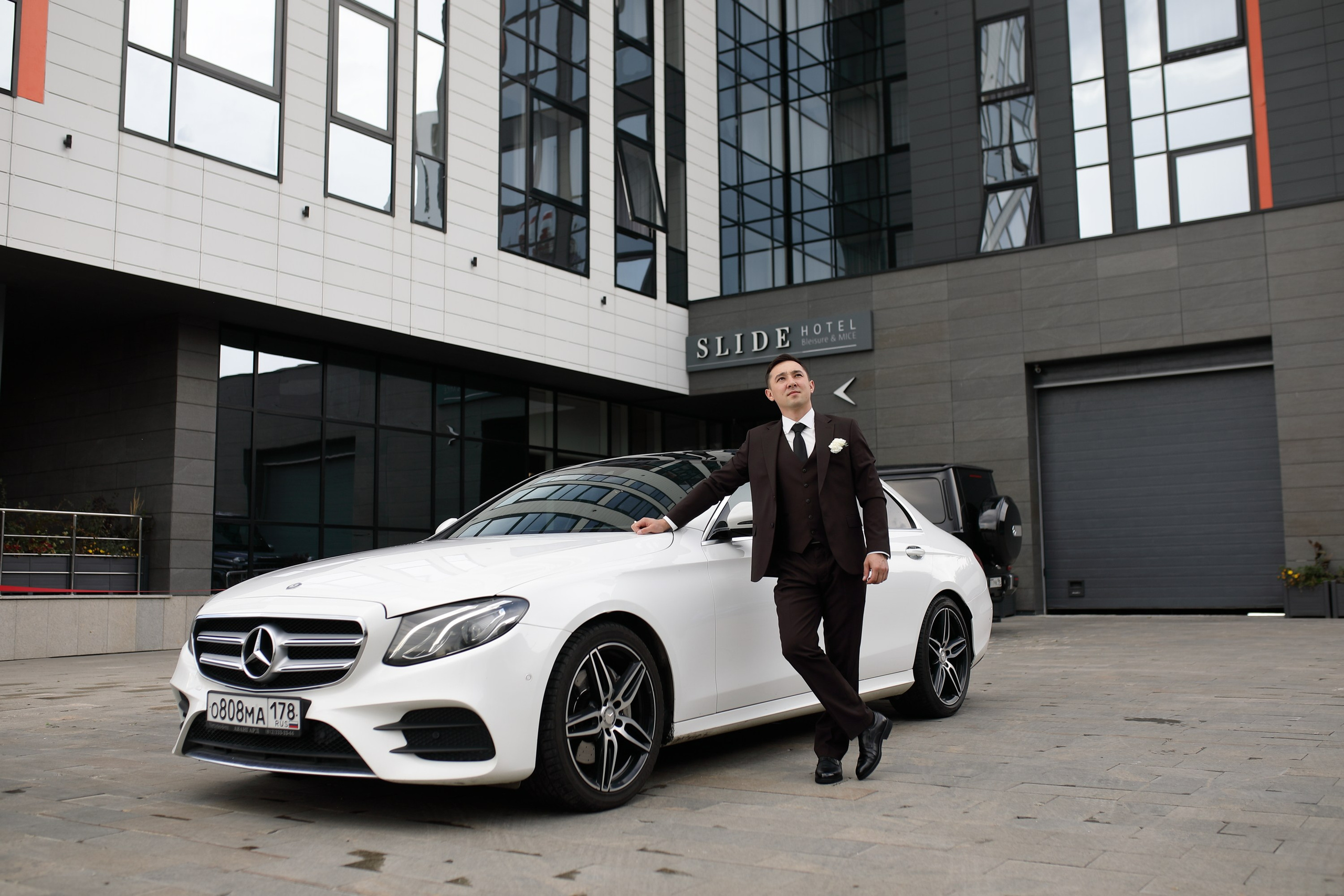 жених у машины