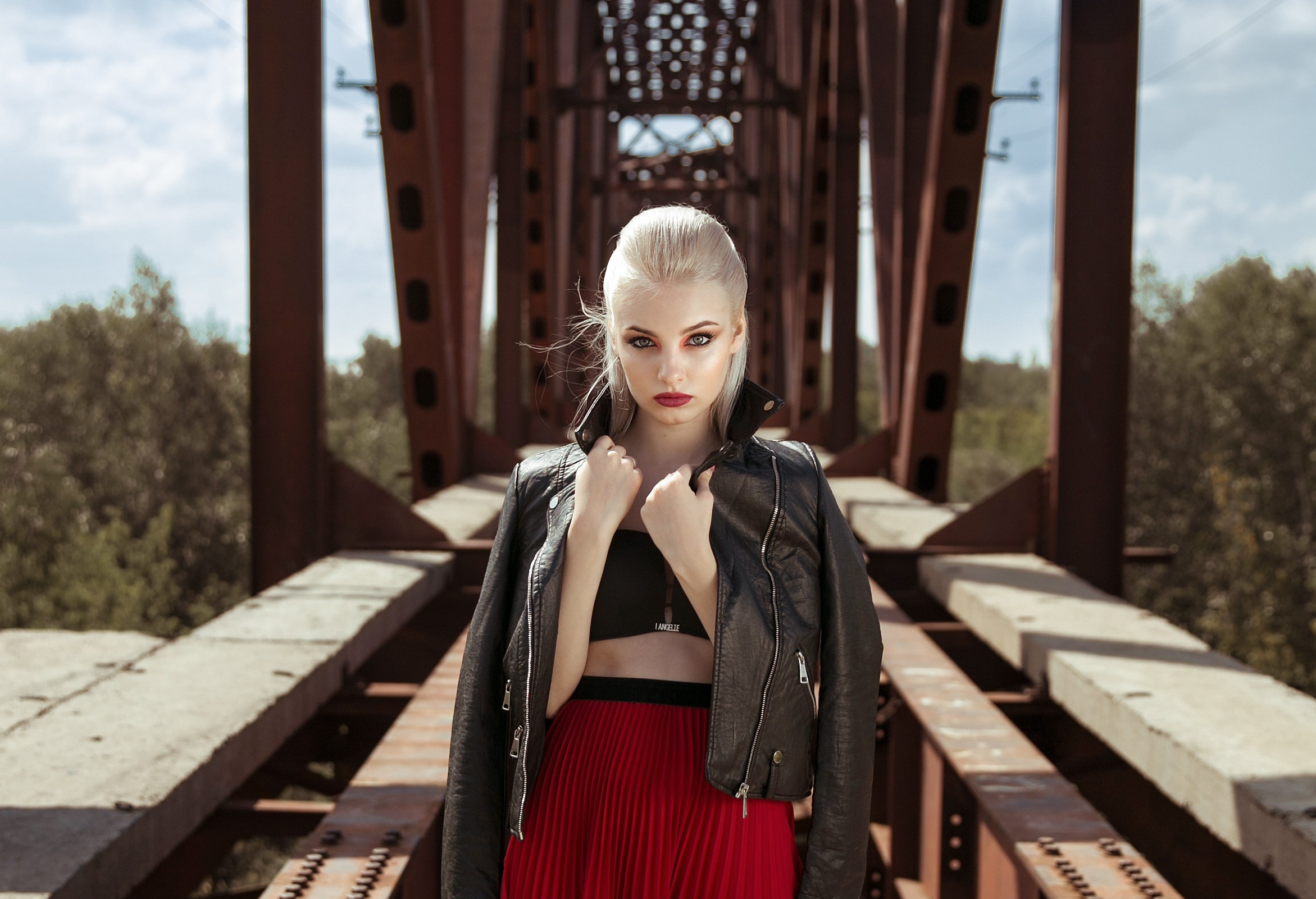 Фотосессия девушки возле моста. Свадебный и портретный фотограф в Санкт-Петербурге Надежда Чечулина