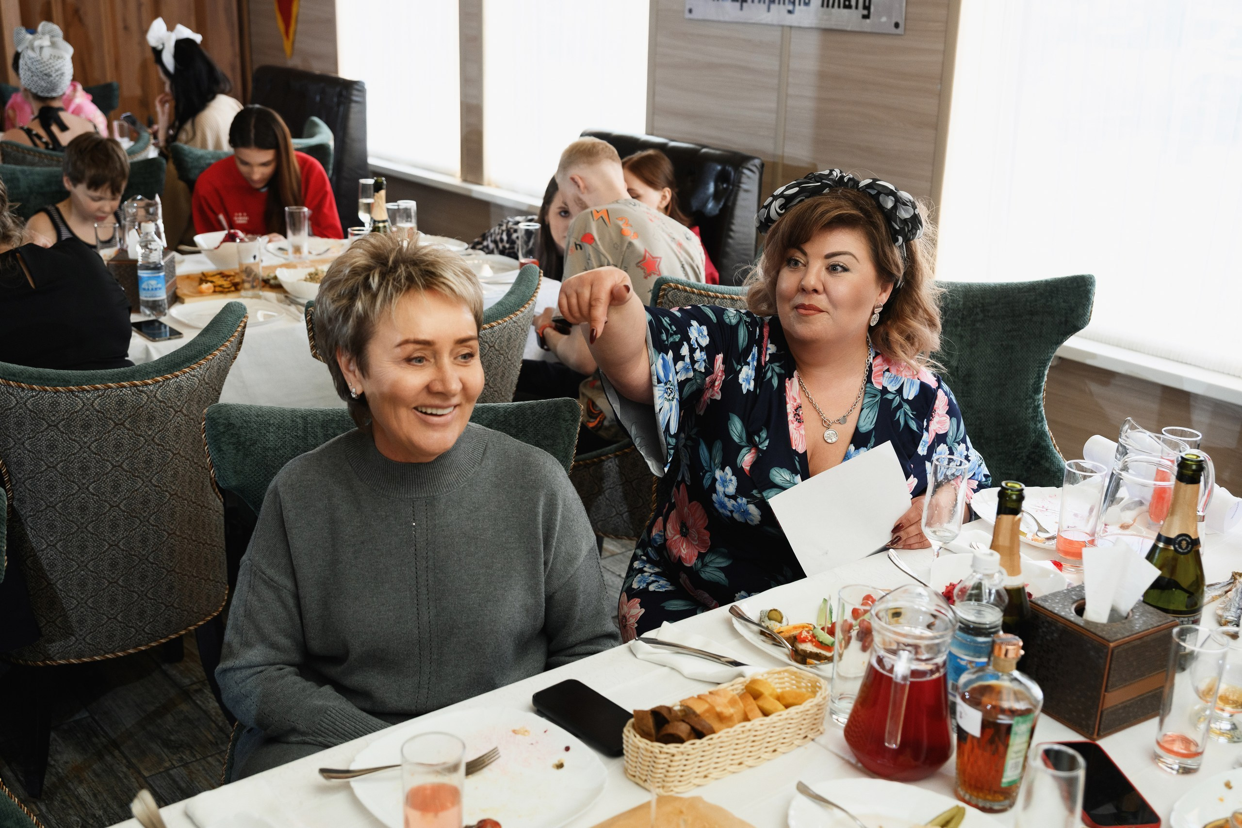 Фотосъемка дня рождения в кафе в Петропавловске-Камчатском, Яркая праздничная фотосессия в кафе в Петропавловске-Камчатском, Необычная фотосъемка дня рождения в стильном кафе в Петропавловске-Камчатском, Эмоциональные и живые кадры с праздника в Петропавловске-Камчатском, Стоимость фотосъемки дня рождения в кафе в Петропавловске-Камчатском.