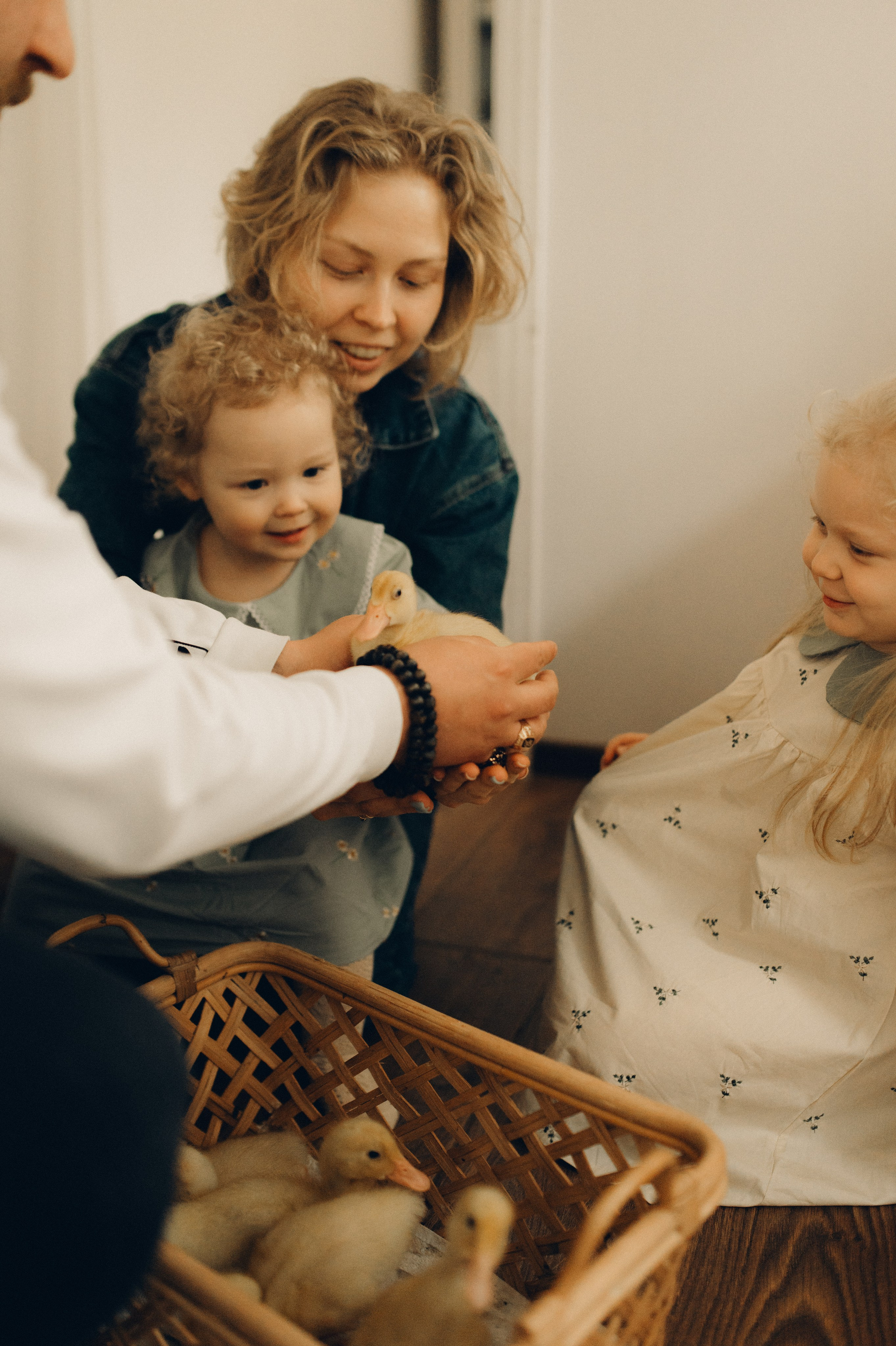 Весна в ладошках. Семейный фотограф в Москве Екатерина Денисенко | Фотосессии без постановки дома и в студии