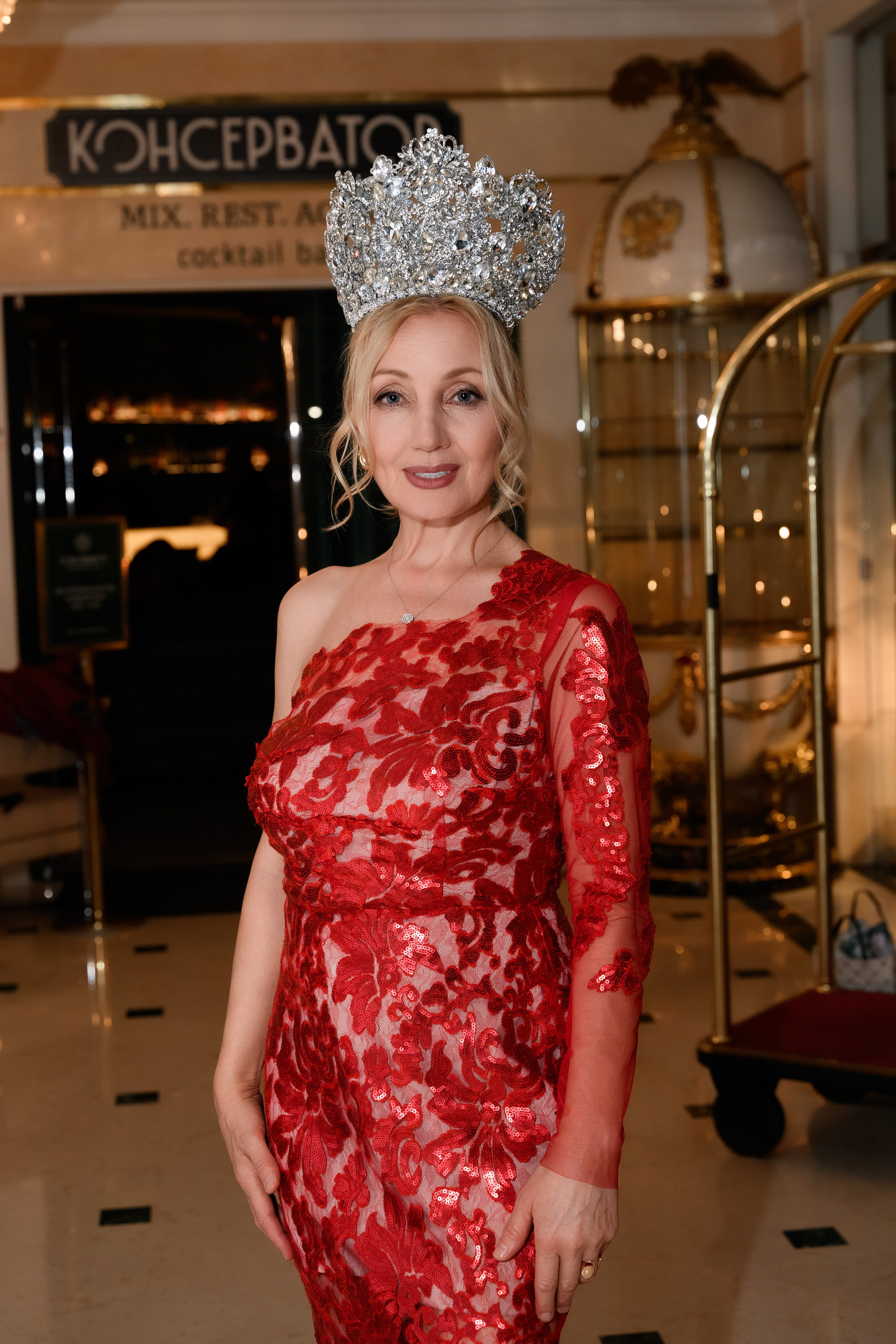 Женская портретная фотосессия на модном показе.